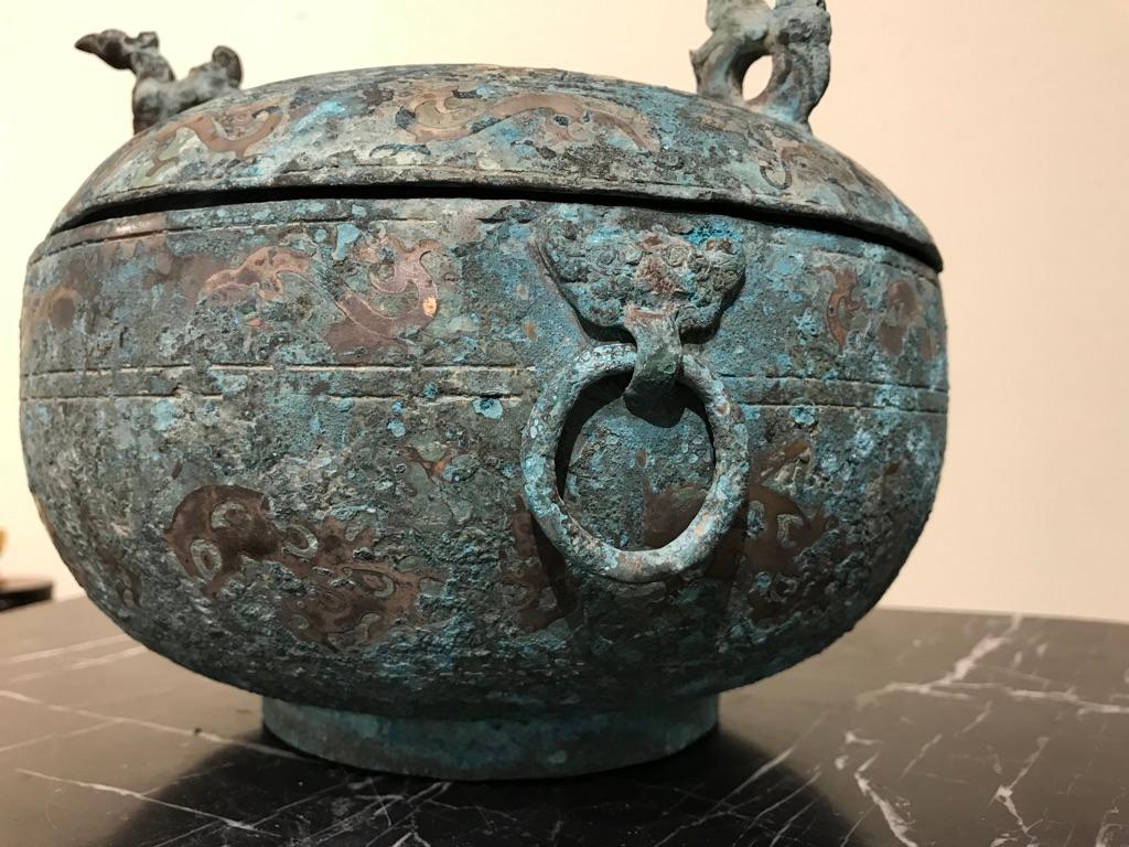 Chinesisches archaisches Bronzegefäß mit Deckel:: Silberintarsien und Vogelgriffen 9