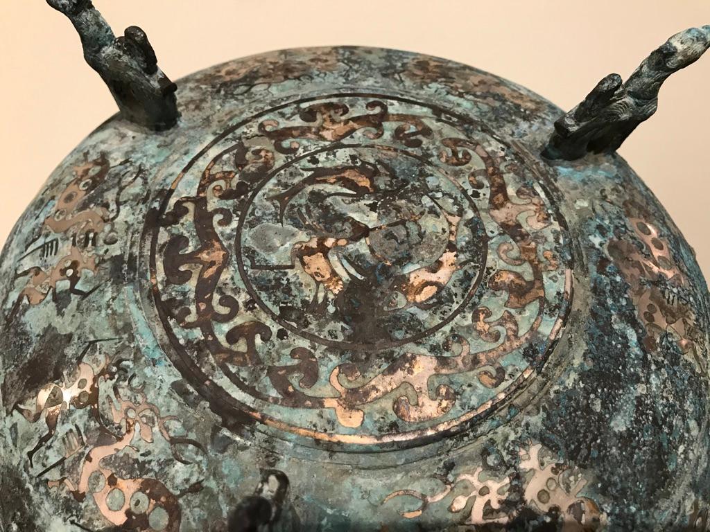 Chinesisches archaisches Bronzegefäß mit Deckel:: Silberintarsien und Vogelgriffen 11