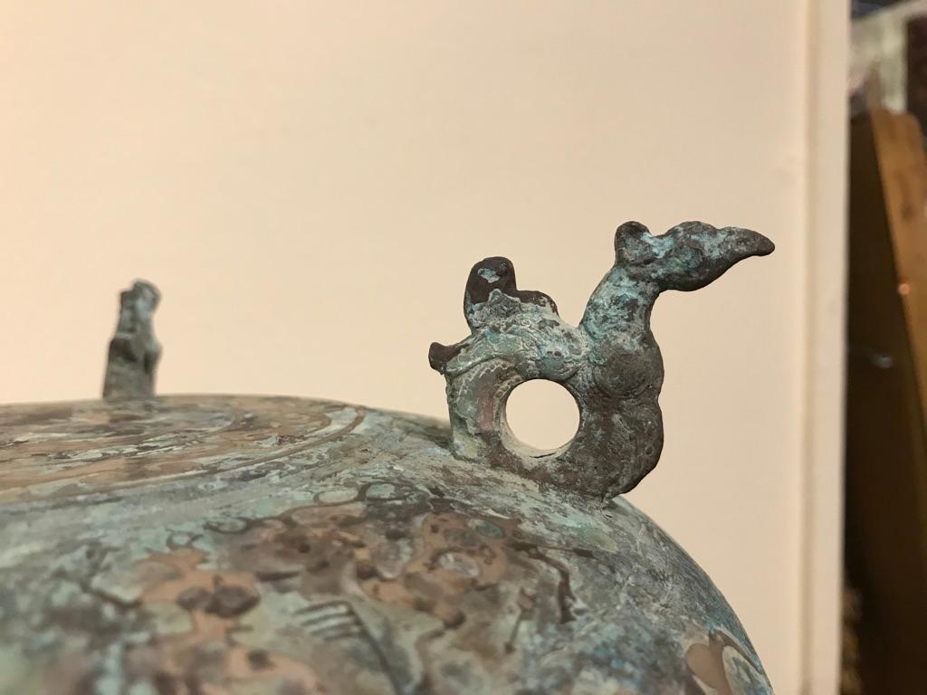 Chinesisches archaisches Bronzegefäß mit Deckel:: Silberintarsien und Vogelgriffen (Intarsie)