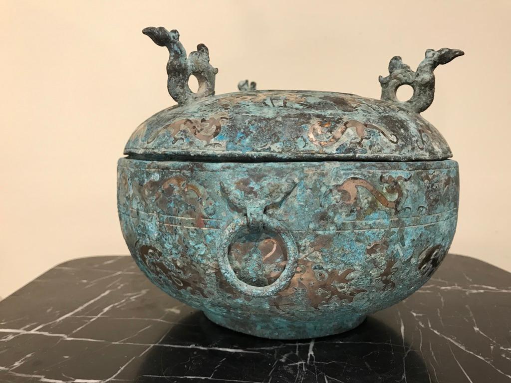Chinesisches archaisches Bronzegefäß mit Deckel:: Silberintarsien und Vogelgriffen 1