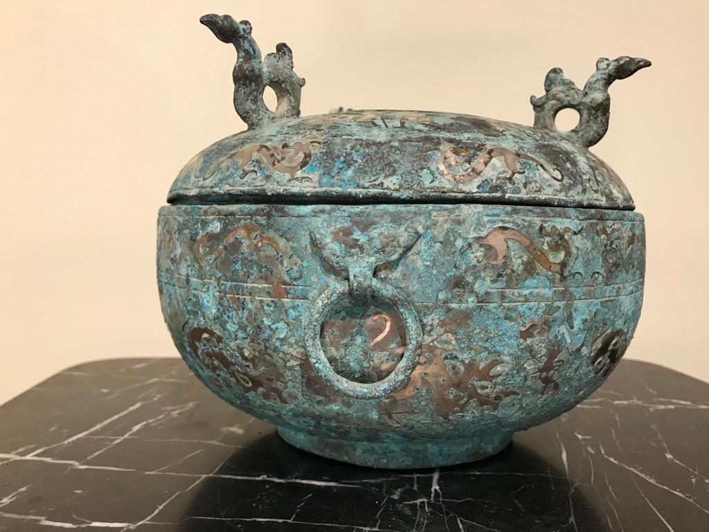 Chinesisches archaisches Bronzegefäß mit Deckel:: Silberintarsien und Vogelgriffen 2