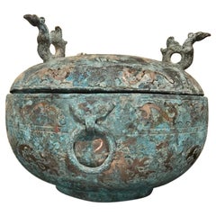 Chinesisches archaisches Bronzegefäß mit Deckel:: Silberintarsien und Vogelgriffen
