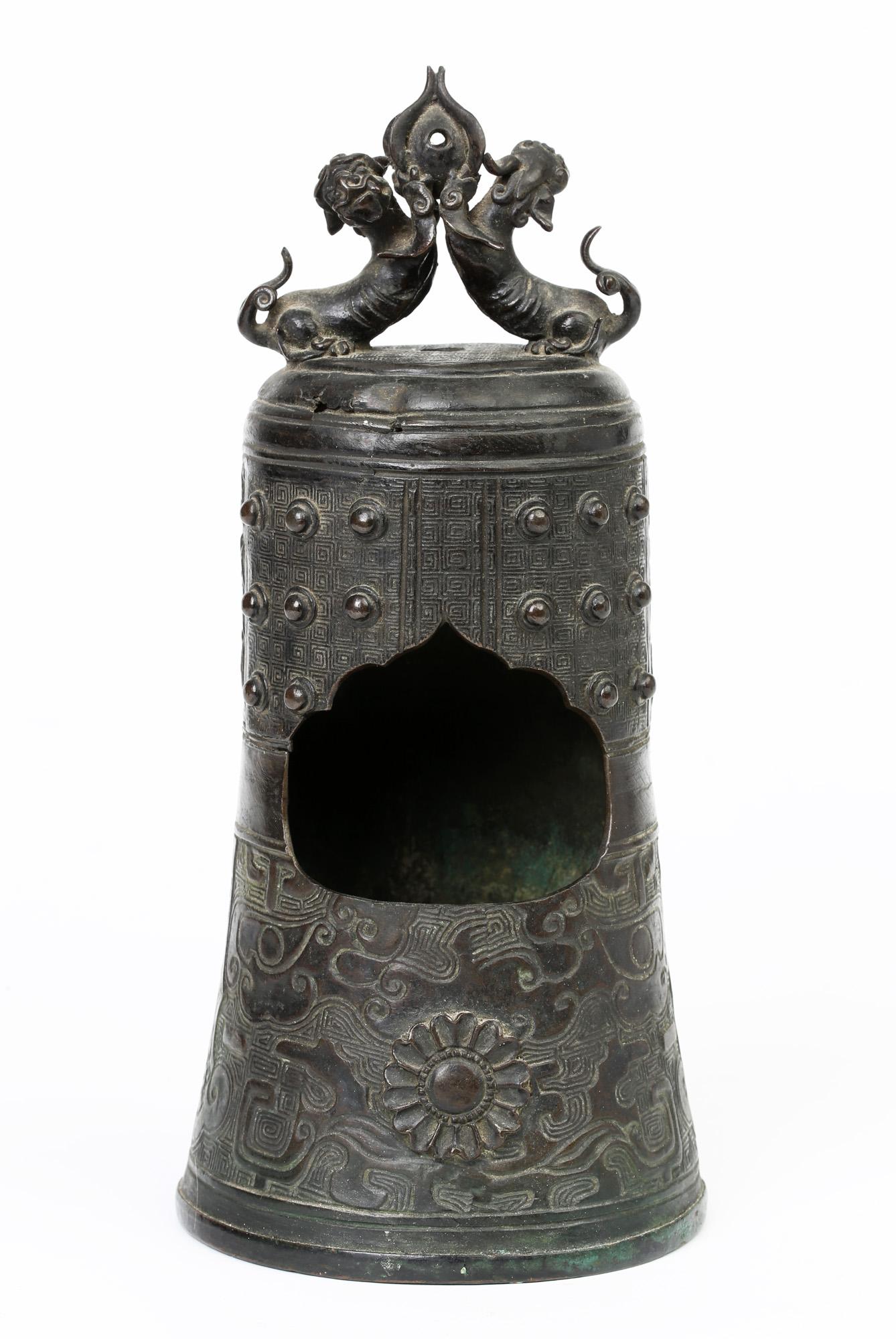 Chinesischer Glockenförmiger Censer aus Bronze, montiert mit buddhistischen Löwen  im Angebot 3