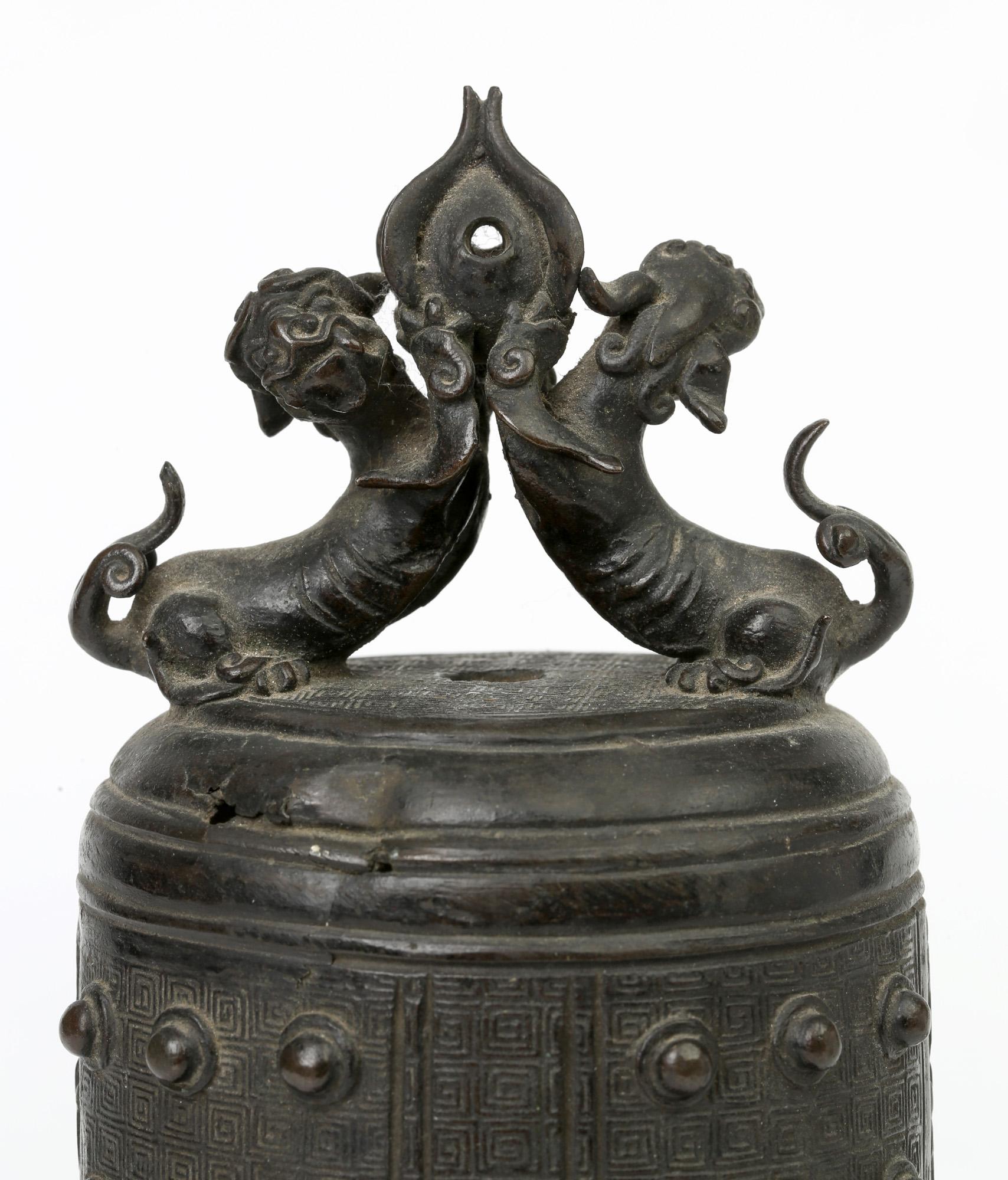 Chinesischer Glockenförmiger Censer aus Bronze, montiert mit buddhistischen Löwen  im Angebot 4
