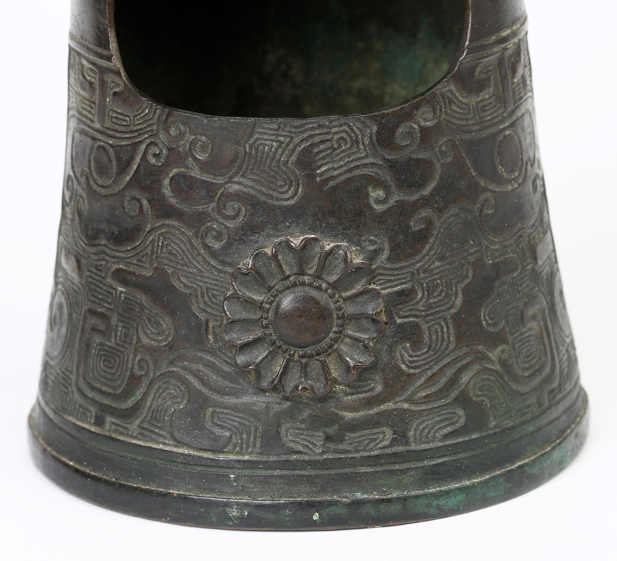 Chinesischer Glockenförmiger Censer aus Bronze, montiert mit buddhistischen Löwen  im Angebot 6