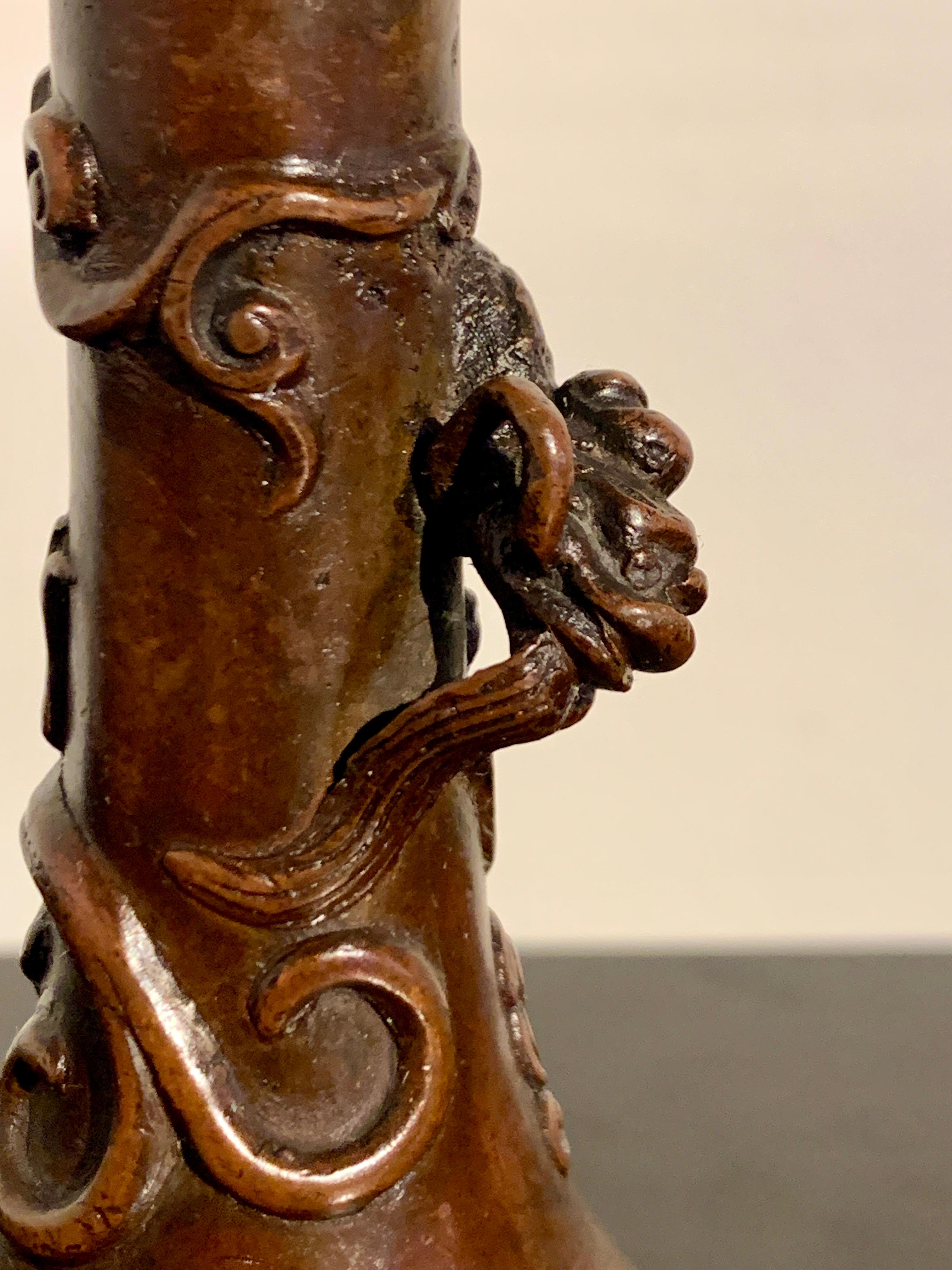 Bronze Vase d'érudit chinois en bronze à tête de grecque Chilong, dynastie Qing, 17e siècle, Chine en vente