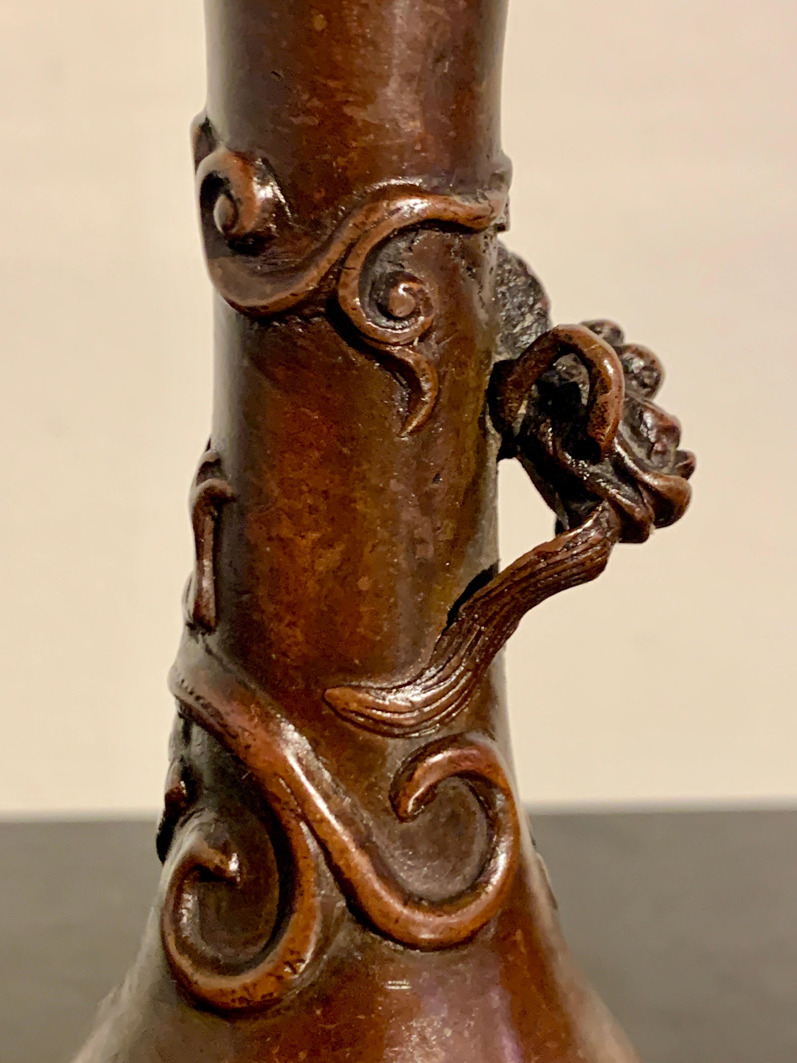 Chinese Bronze Chilong Garlic Head Scholar's Vase, Qing Dynasty, 17th C, China For Sale 4