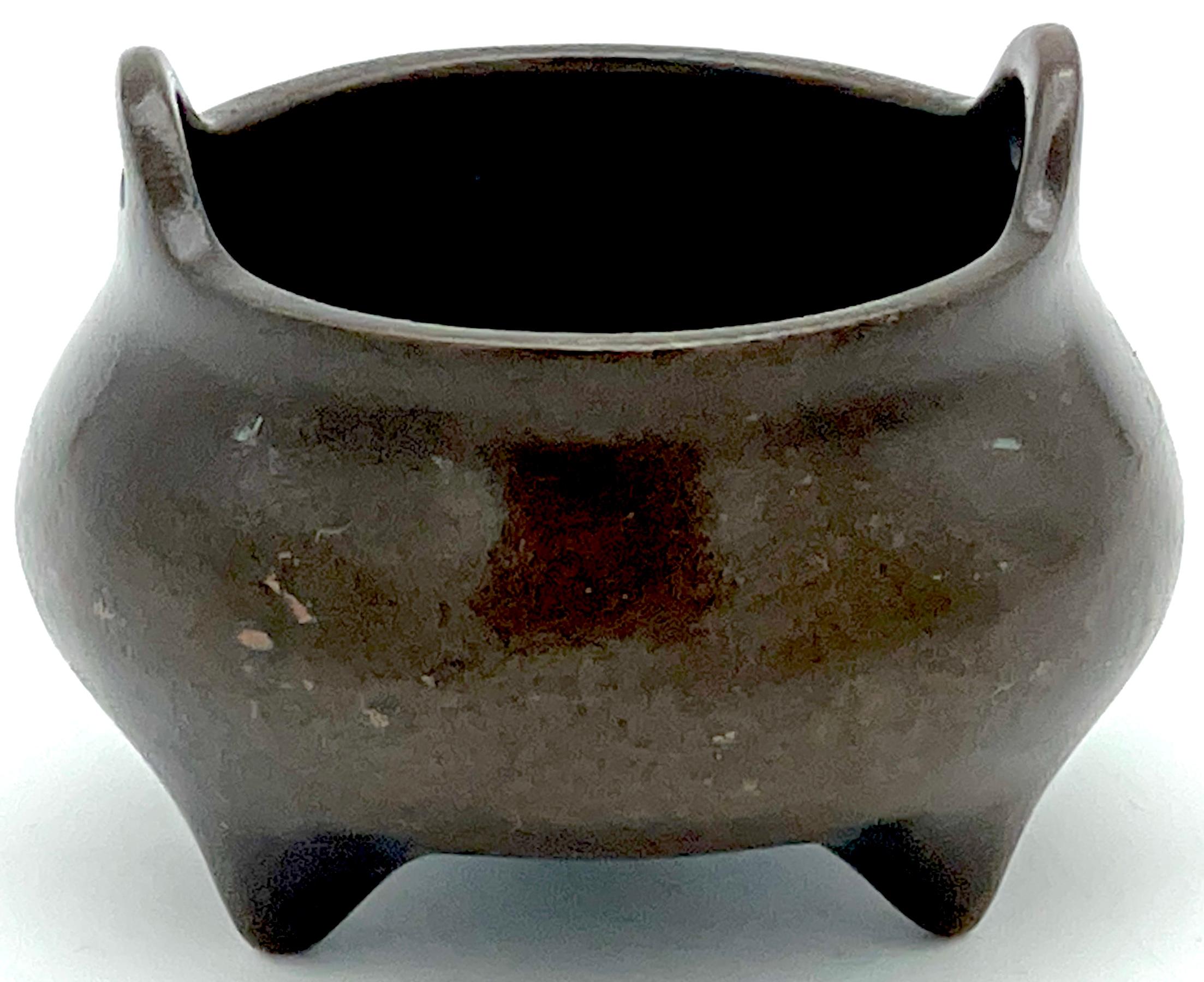 Censore cinese in bronzo a manico piccolo in un pezzo unico, firmato, XX secolo o più antico

Questo squisito incensiere cinese in bronzo, risalente al XX secolo o prima, mette in evidenza l'artigianato tradizionale con la sua fusione in un unico