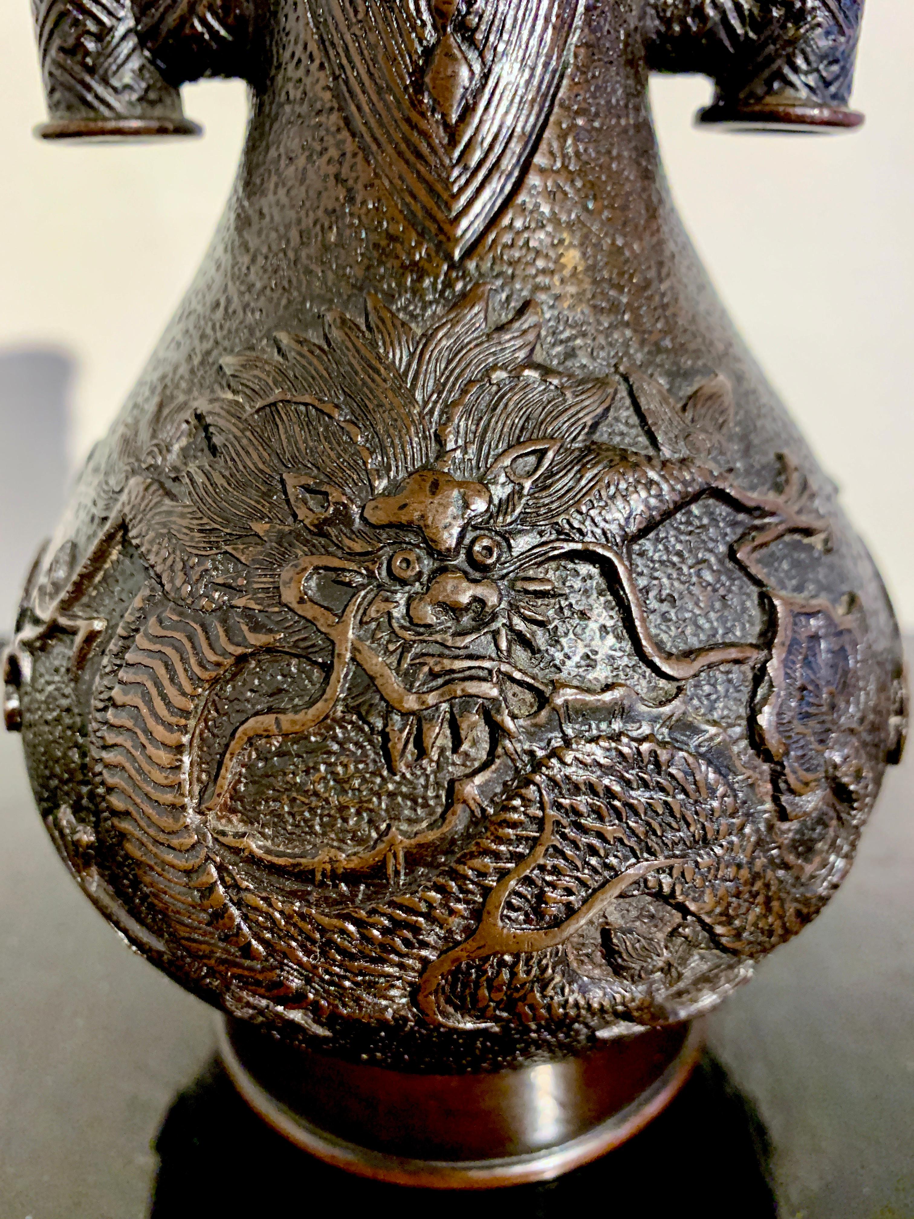 Vase dragon en bronze chinois avec poignées en forme de flèche, dynastie Qing, 18e siècle, Chine en vente 1