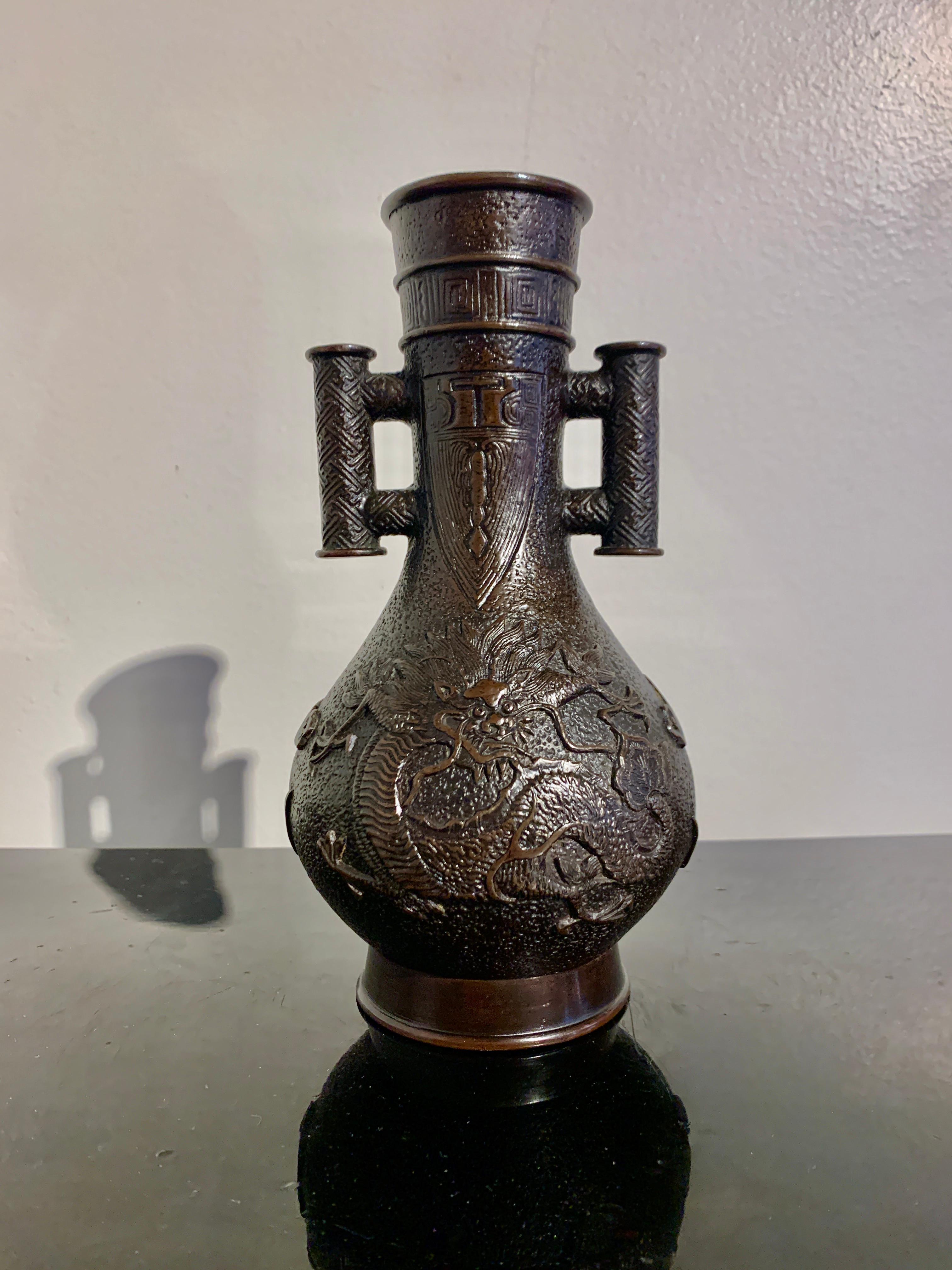 Chinois Vase dragon en bronze chinois avec poignées en forme de flèche, dynastie Qing, 18e siècle, Chine en vente