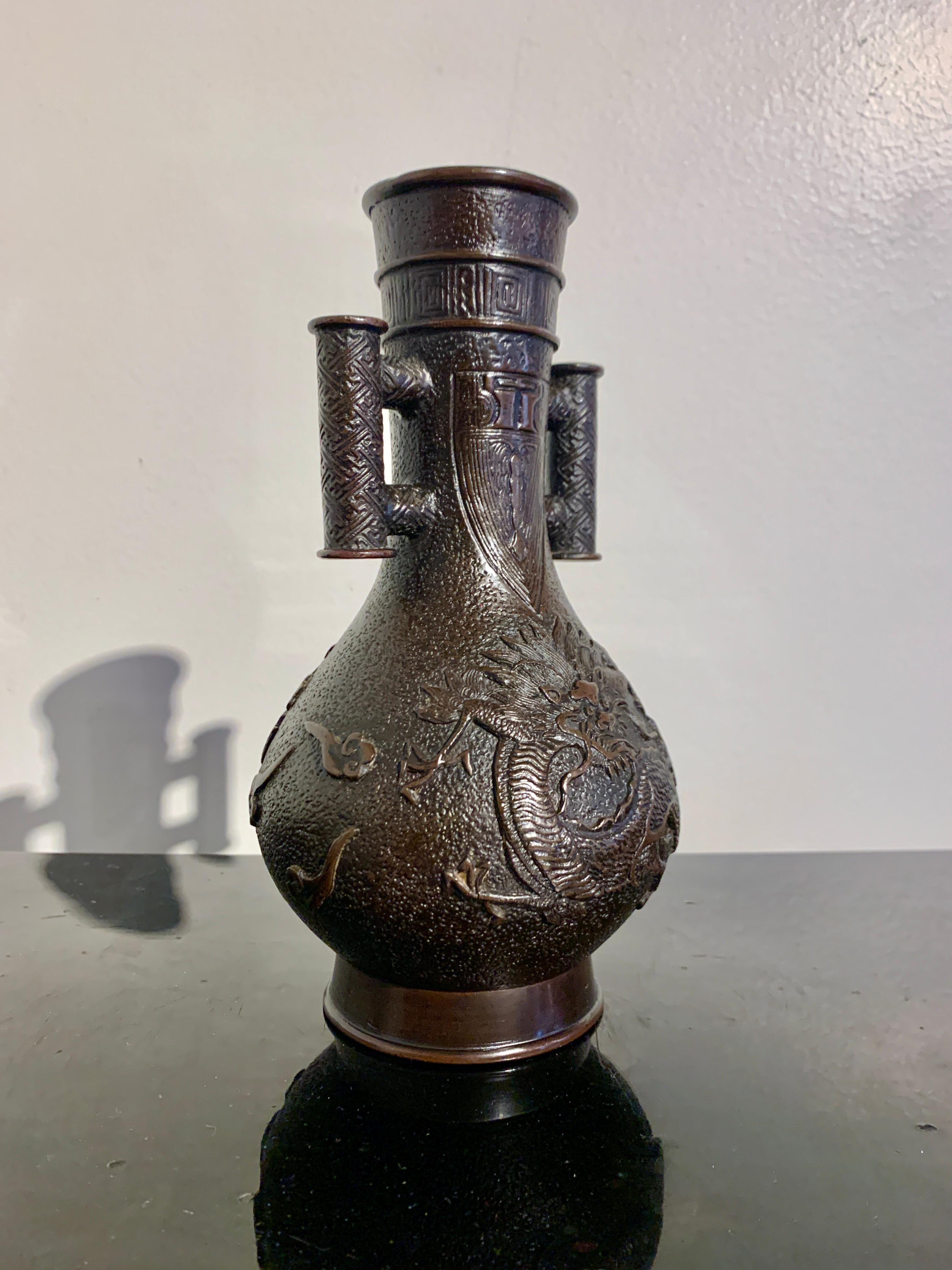 Moulage Vase dragon en bronze chinois avec poignées en forme de flèche, dynastie Qing, 18e siècle, Chine en vente