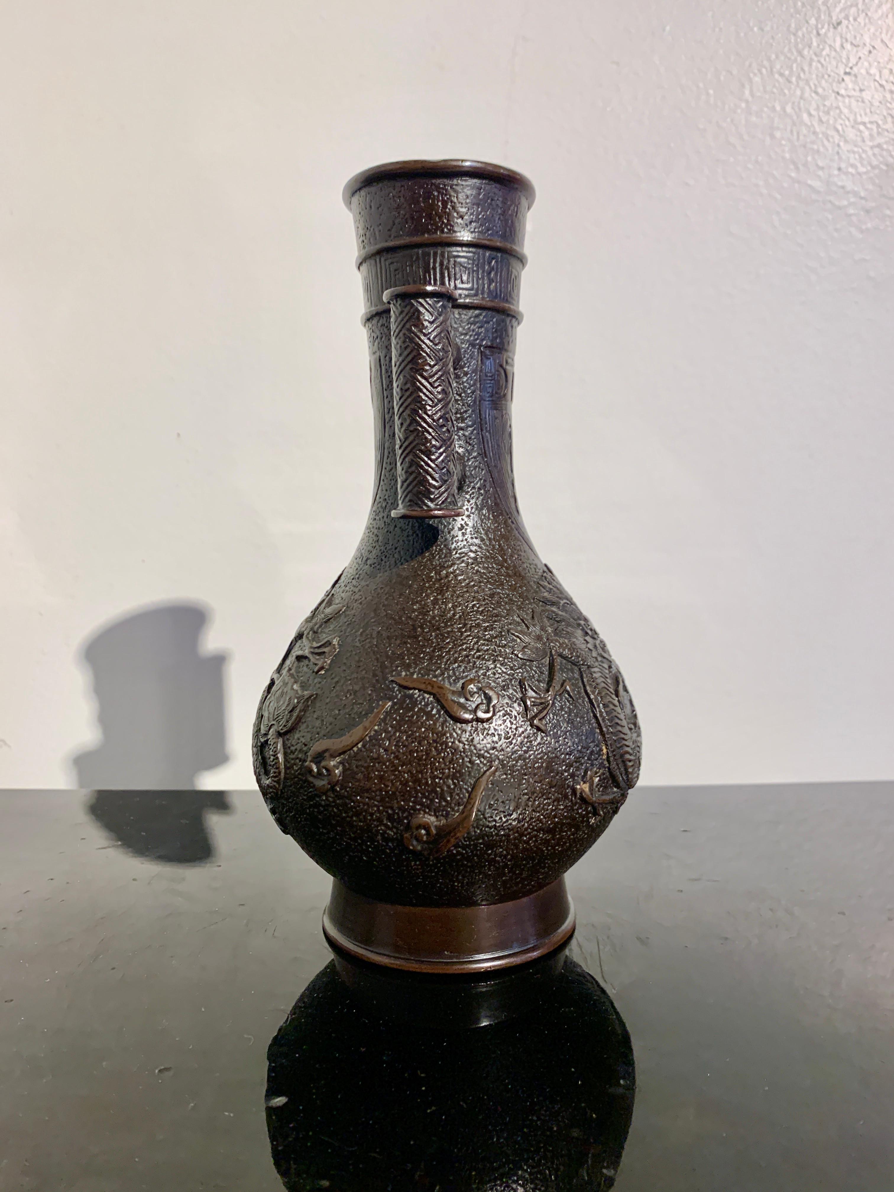 Vase dragon en bronze chinois avec poignées en forme de flèche, dynastie Qing, 18e siècle, Chine Bon état - En vente à Austin, TX