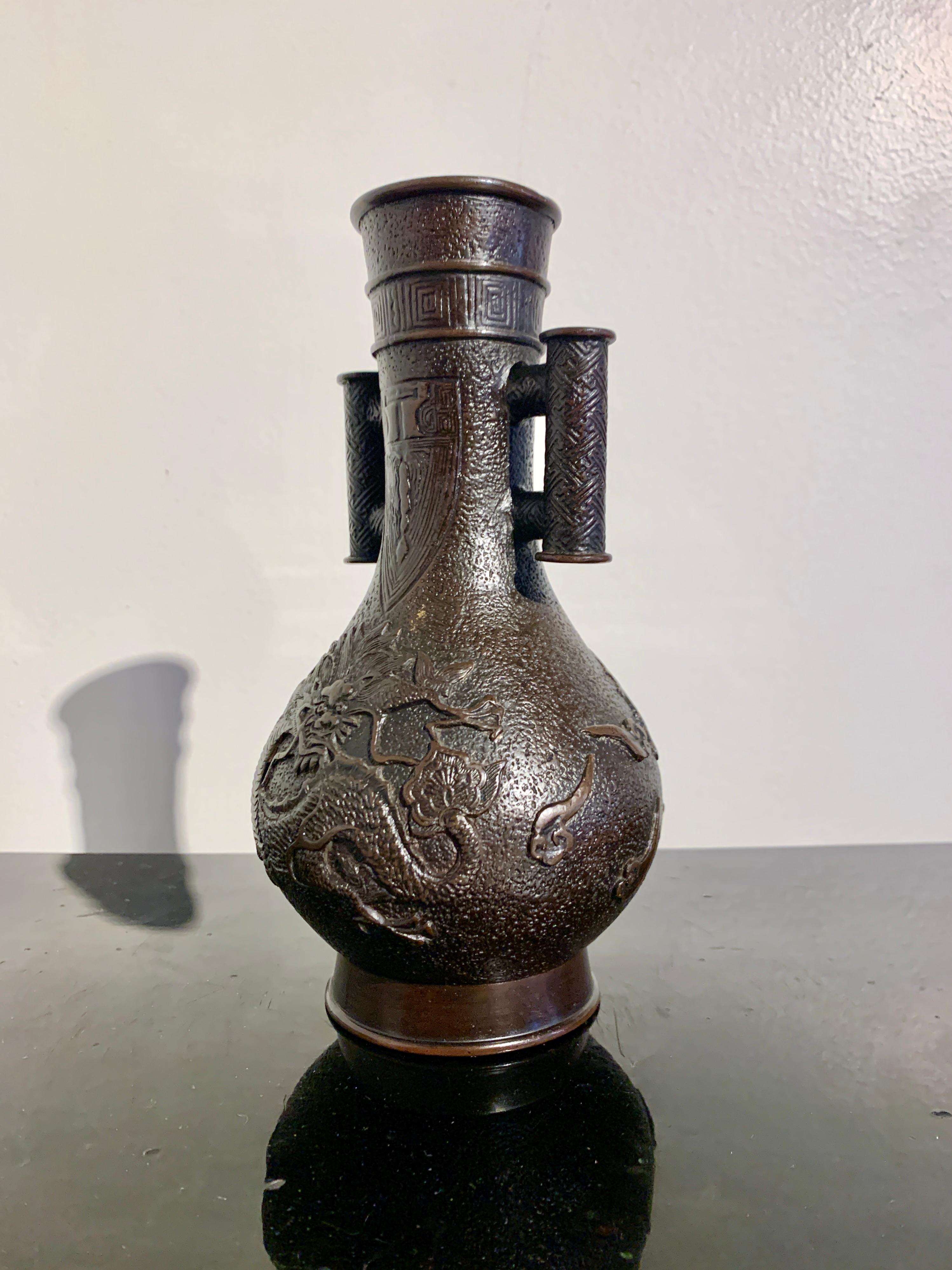XVIIIe siècle et antérieur Vase dragon en bronze chinois avec poignées en forme de flèche, dynastie Qing, 18e siècle, Chine en vente