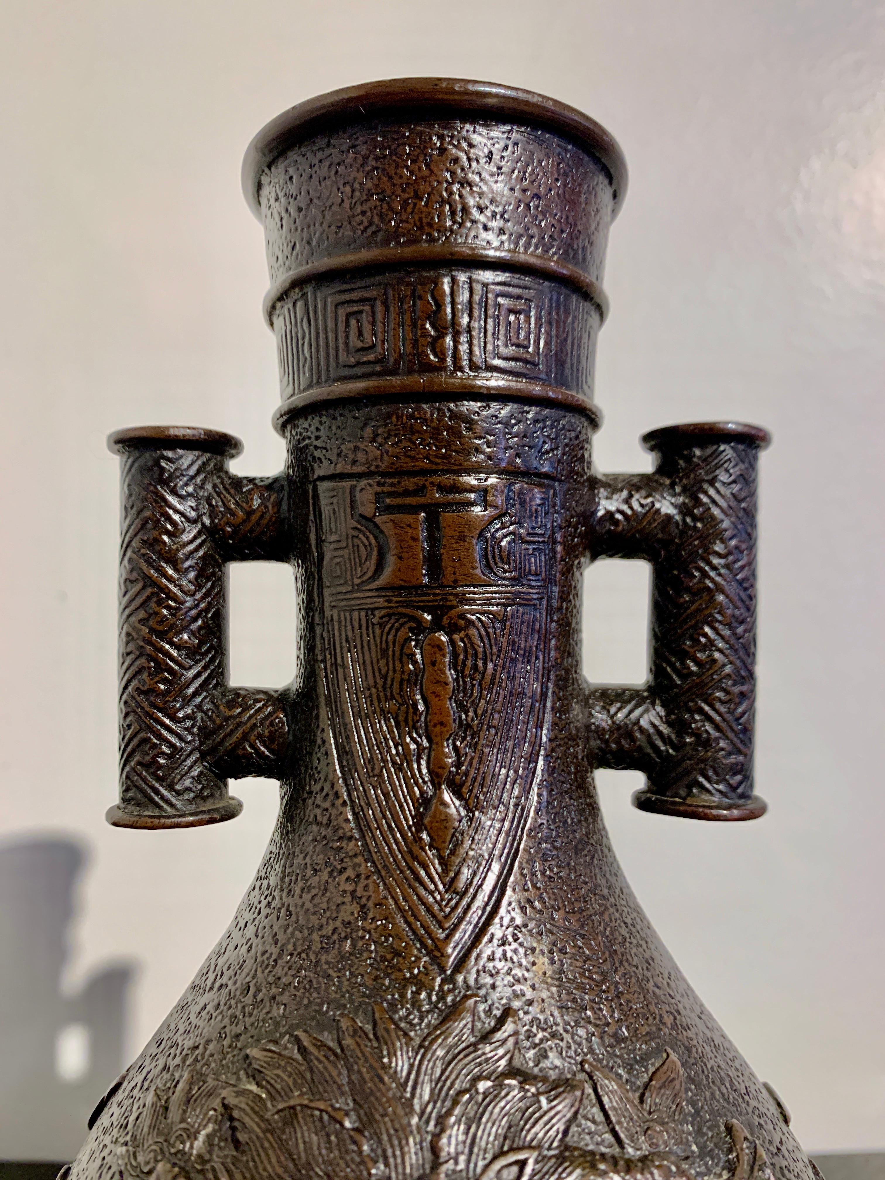 Bronze Vase dragon en bronze chinois avec poignées en forme de flèche, dynastie Qing, 18e siècle, Chine en vente