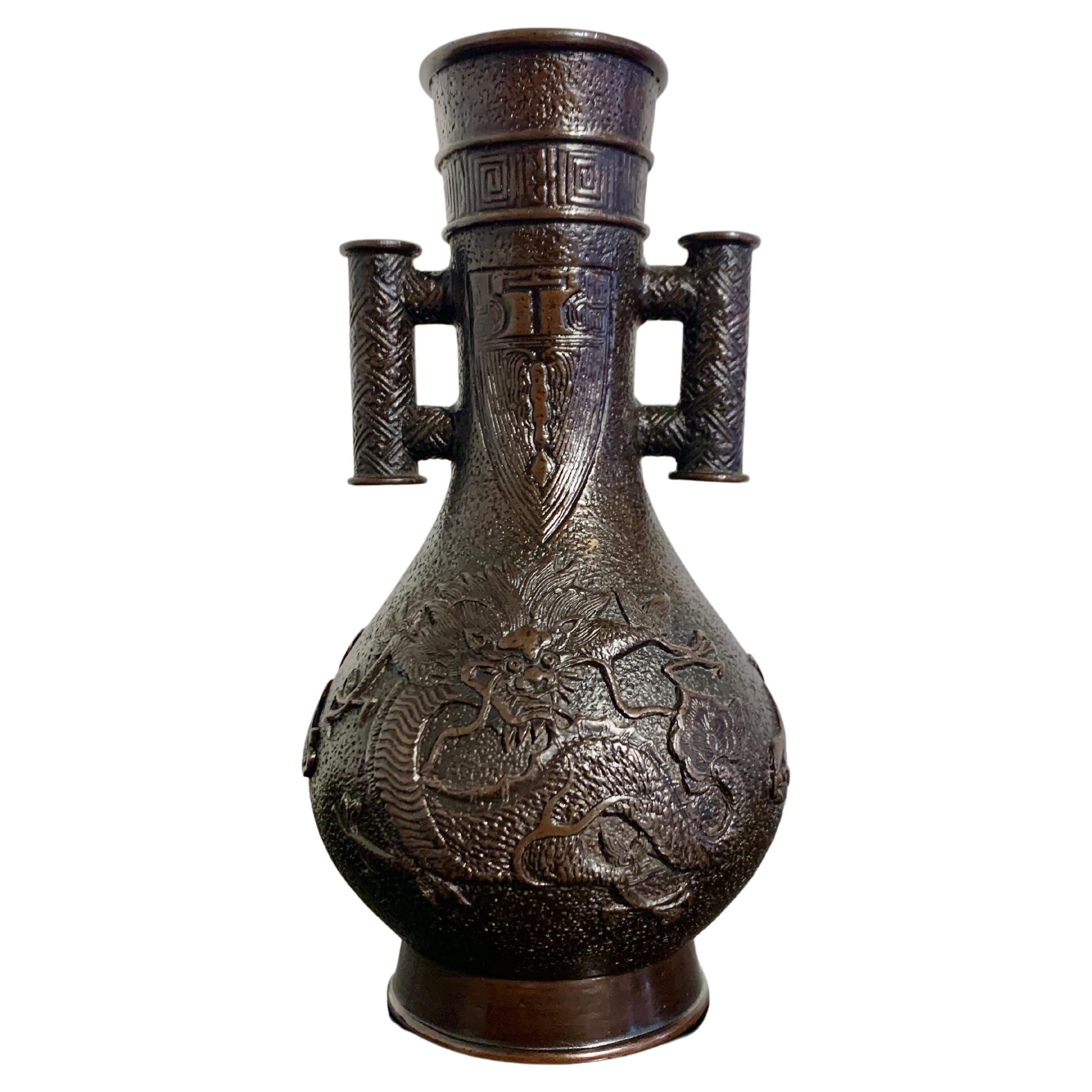 Vase dragon en bronze chinois avec poignées en forme de flèche, dynastie Qing, 18e siècle, Chine en vente