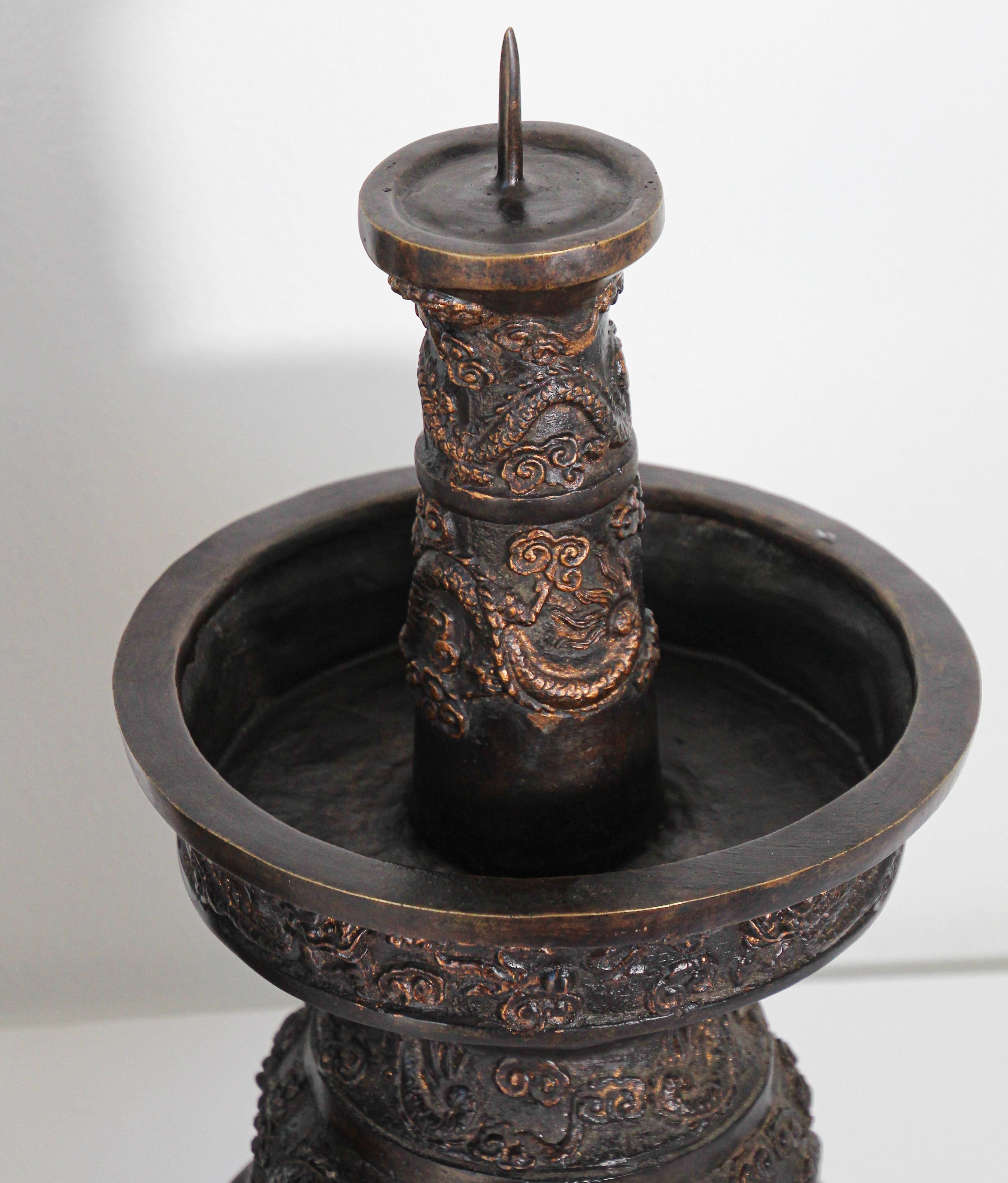 Chinesische Kerzenständer aus Bronze mit Drachen im kaiserlichen Stil im Angebot 4