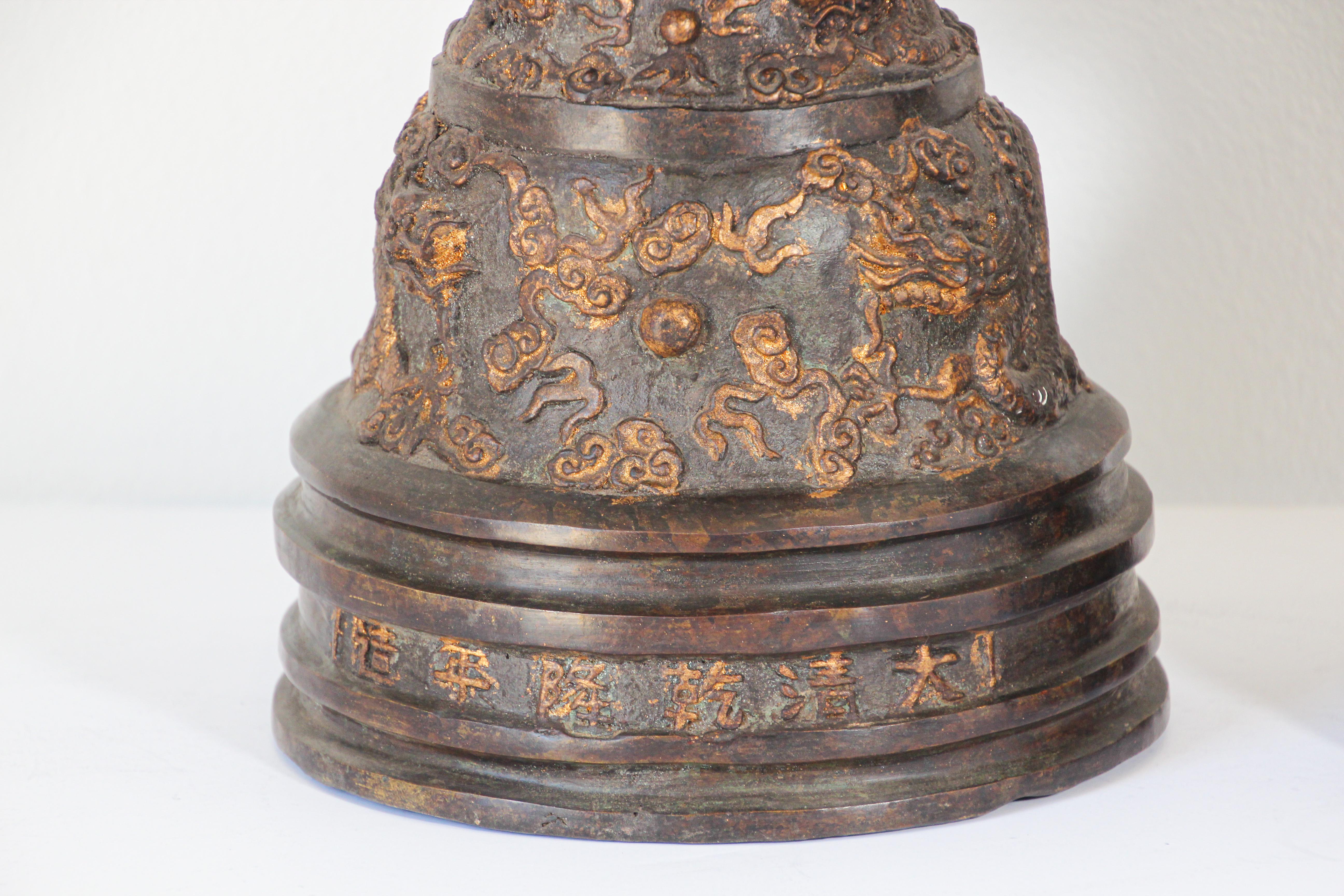 Chinesische Kerzenständer aus Bronze mit Drachen im kaiserlichen Stil im Angebot 5