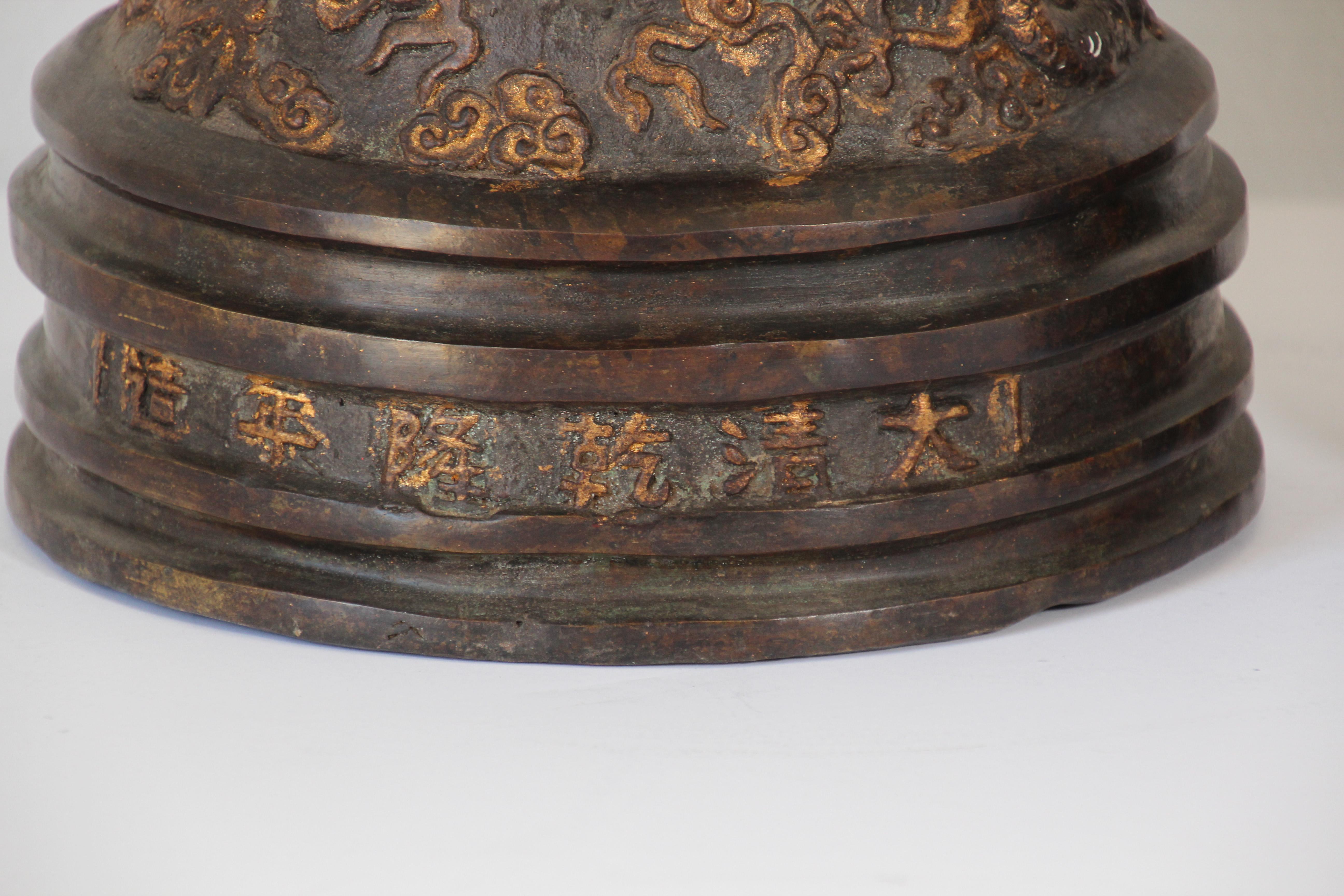 Chinesische Kerzenständer aus Bronze mit Drachen im kaiserlichen Stil im Angebot 6