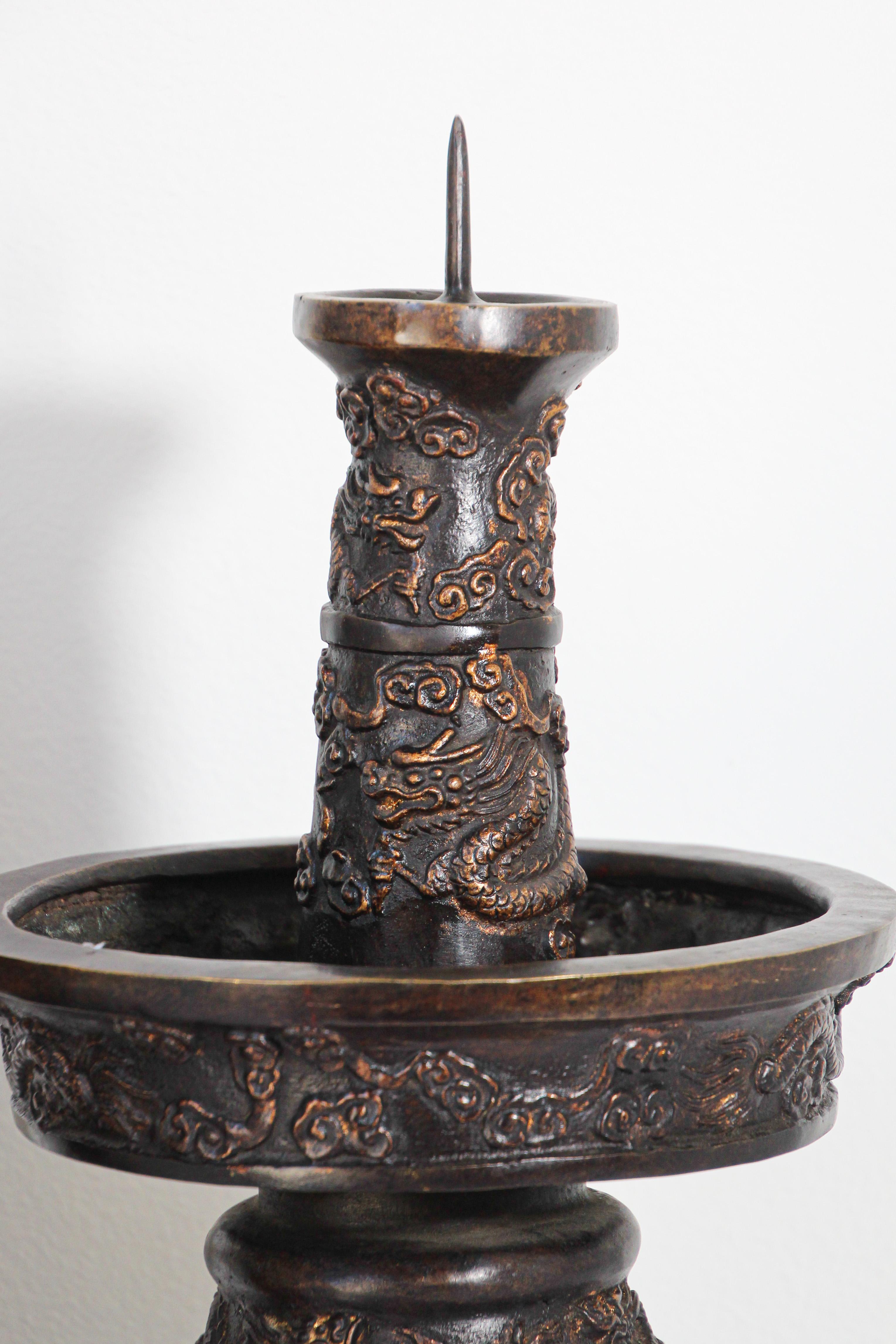 Chandeliers chinois en bronze représentant des dragons de style impérial en vente 6