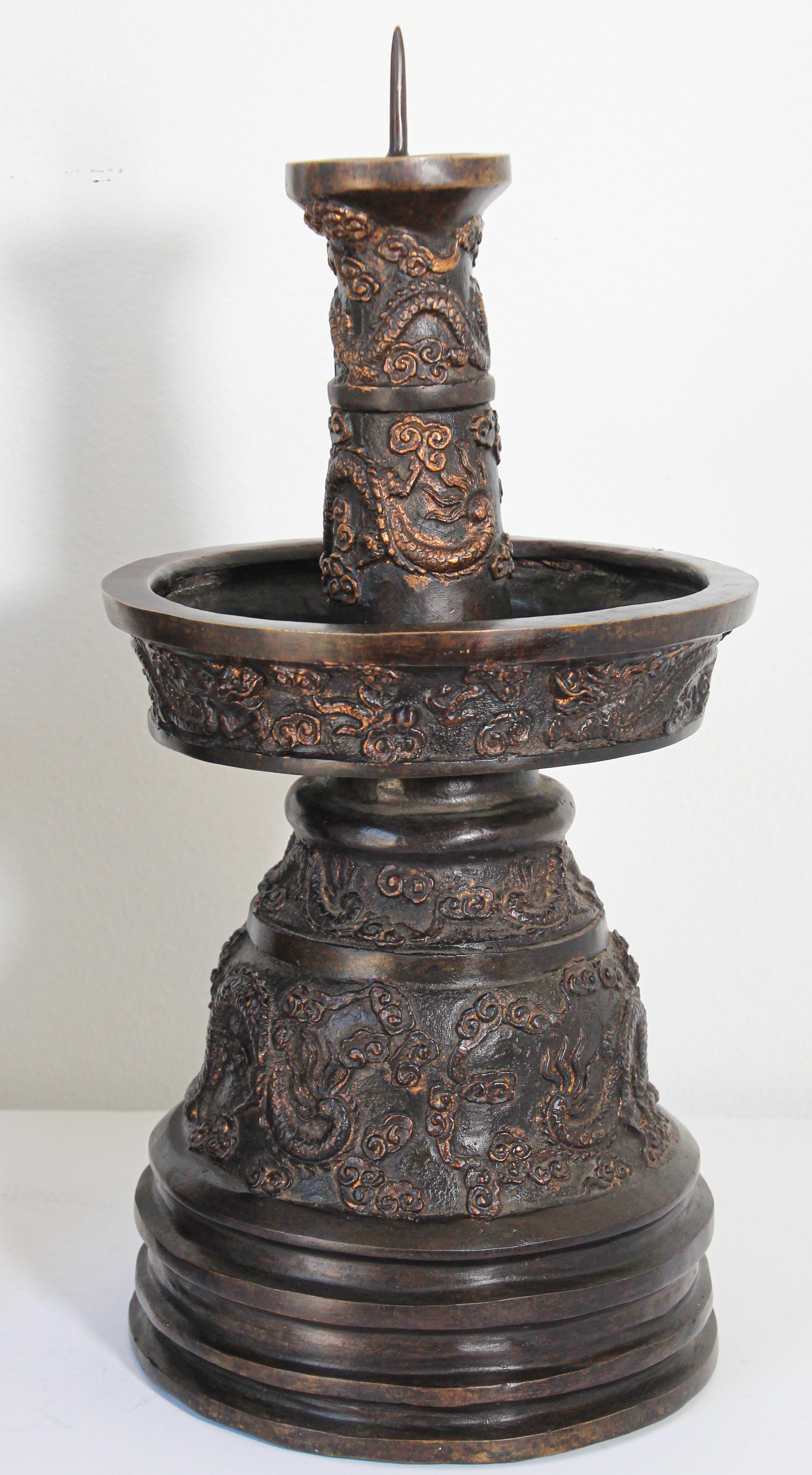 Chinesische Kerzenständer aus Bronze mit Drachen im kaiserlichen Stil (Chinesischer Export) im Angebot