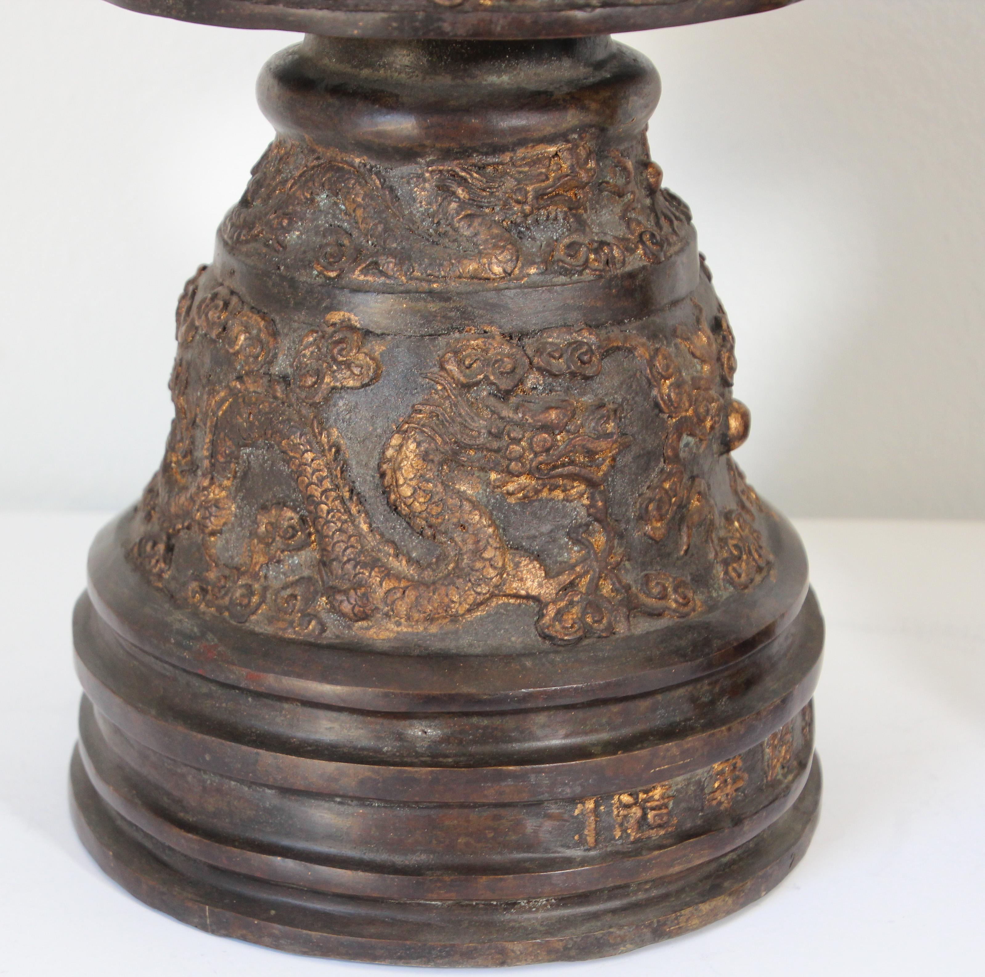 Chinesische Kerzenständer aus Bronze mit Drachen im kaiserlichen Stil im Zustand „Gut“ im Angebot in North Hollywood, CA