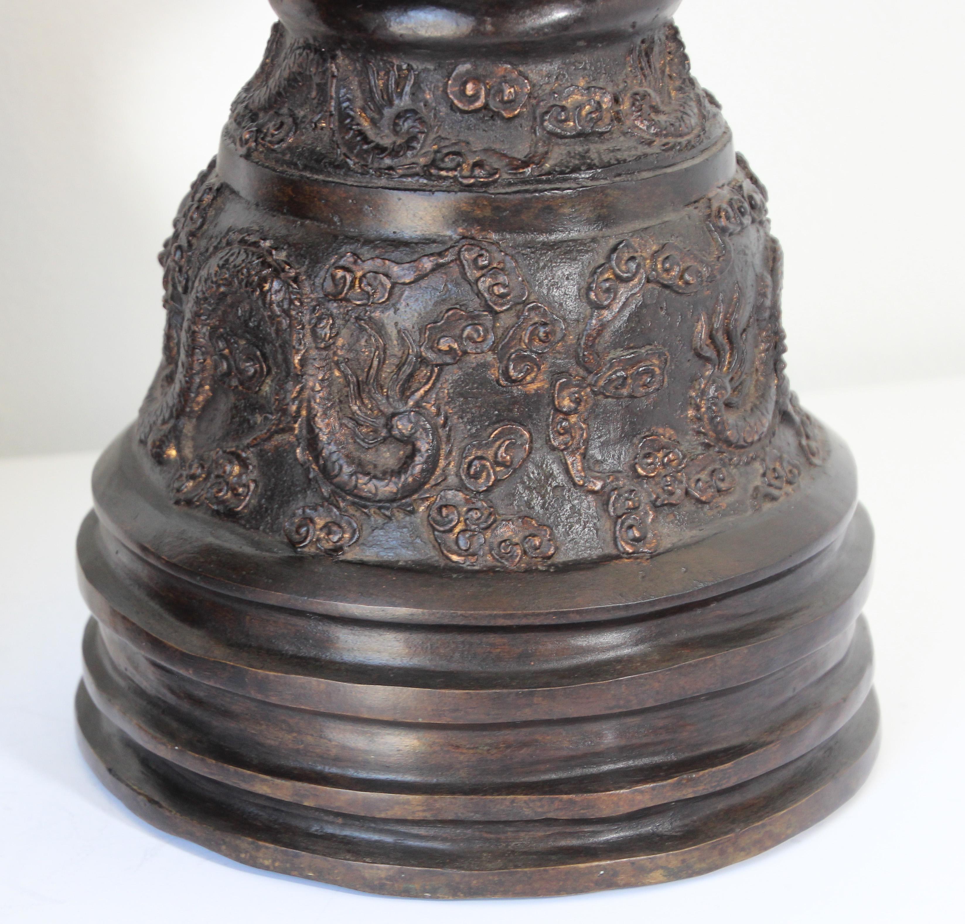 Chinesische Kerzenständer aus Bronze mit Drachen im kaiserlichen Stil (20. Jahrhundert) im Angebot