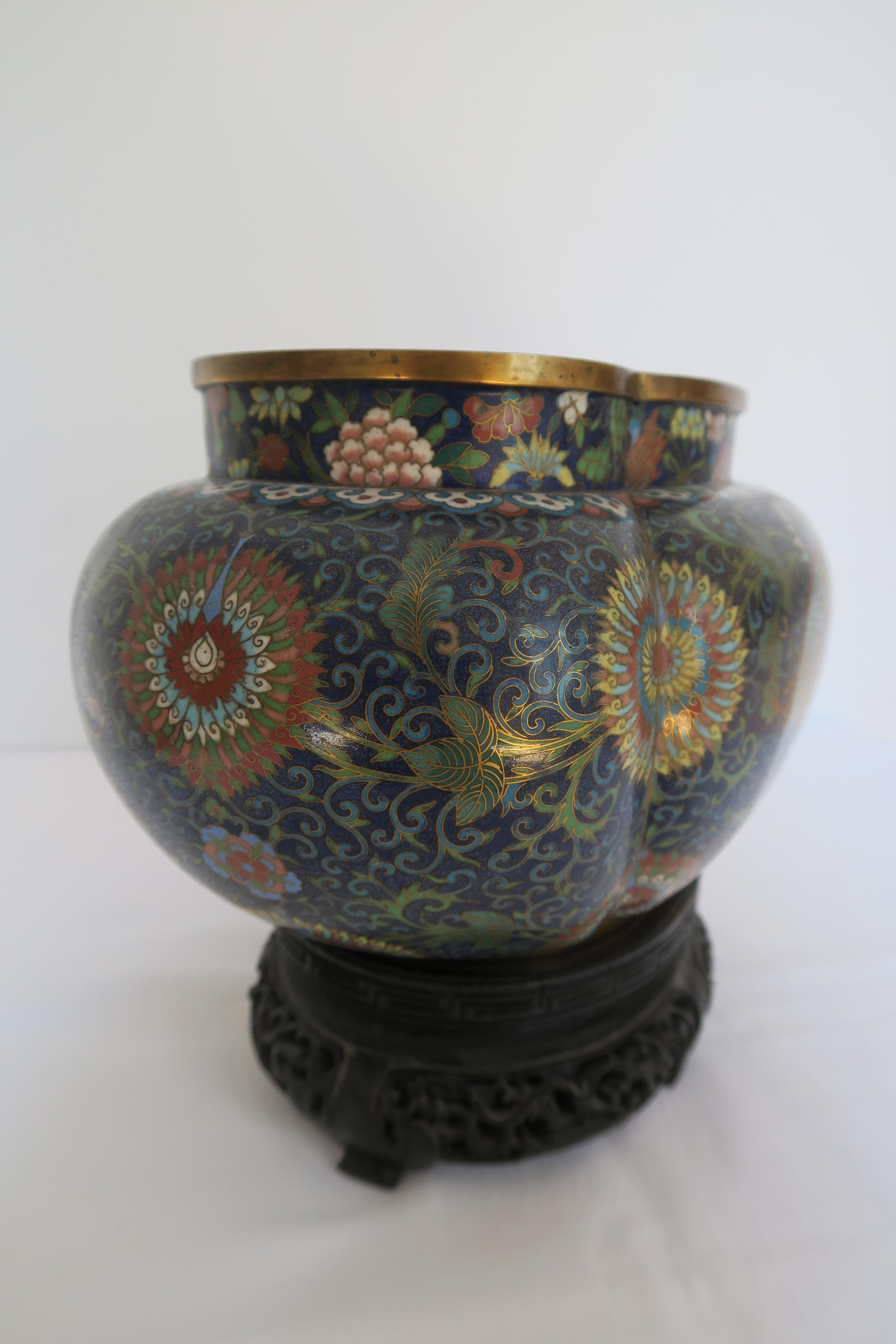 Chinese Bronze-Enamel Cloisonné Jardinere, Qing Dynasty, Jiaqing-Period In Good Condition For Sale In Vienna, AT