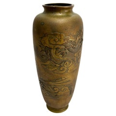  Chinesische geätzte figurale Drachenvase aus Bronze