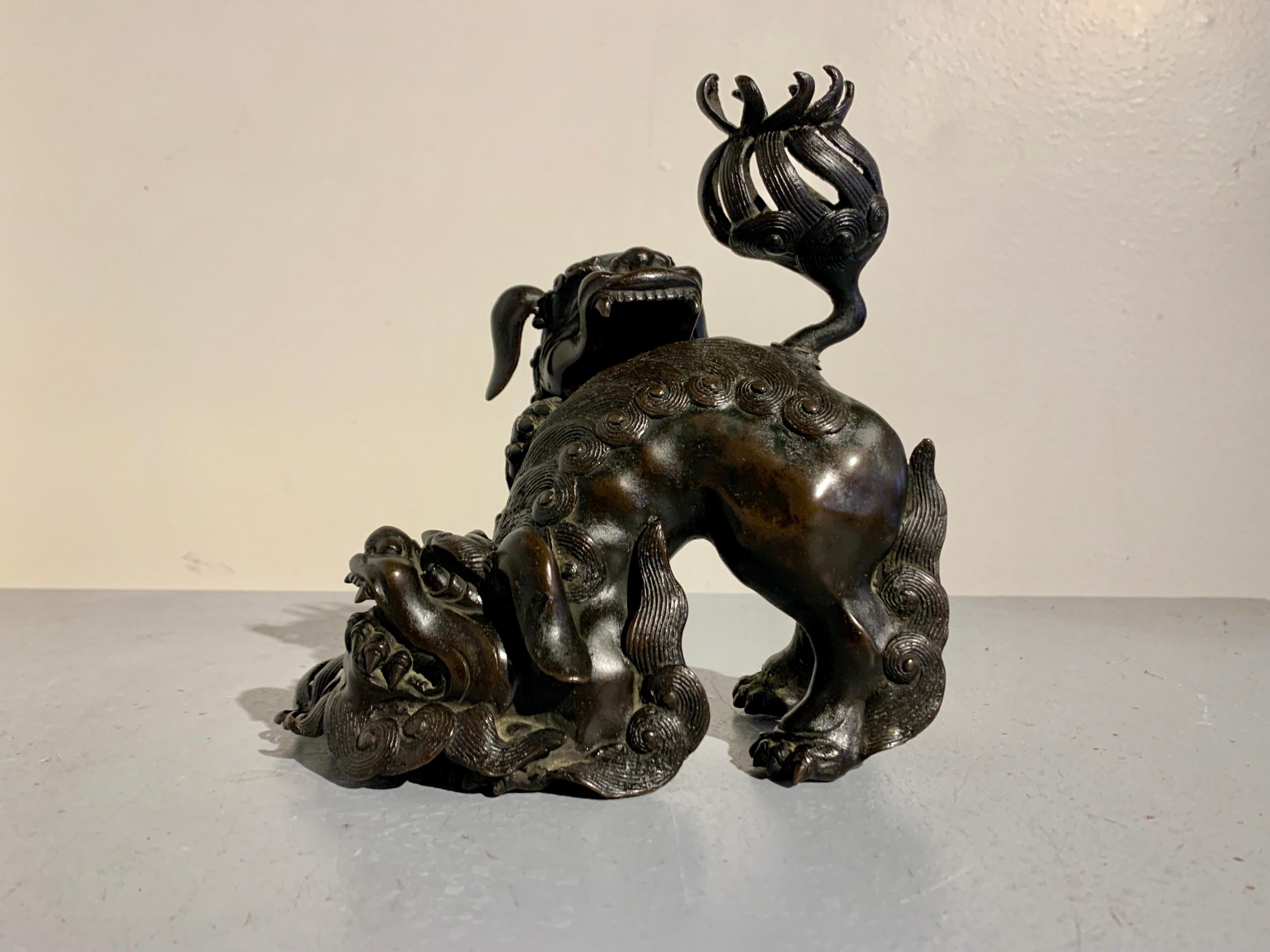 Ein fantastisches chinesisches Bronzegussgefäß in Form von zwei kämpfenden buddhistischen Löwen, späte Qing-Dynastie, spätes 19. Jahrhundert, China.

Das Räuchergefäß hat die Form eines Paares buddhistischer Löwen, die auch als Foo-Löwen bekannt