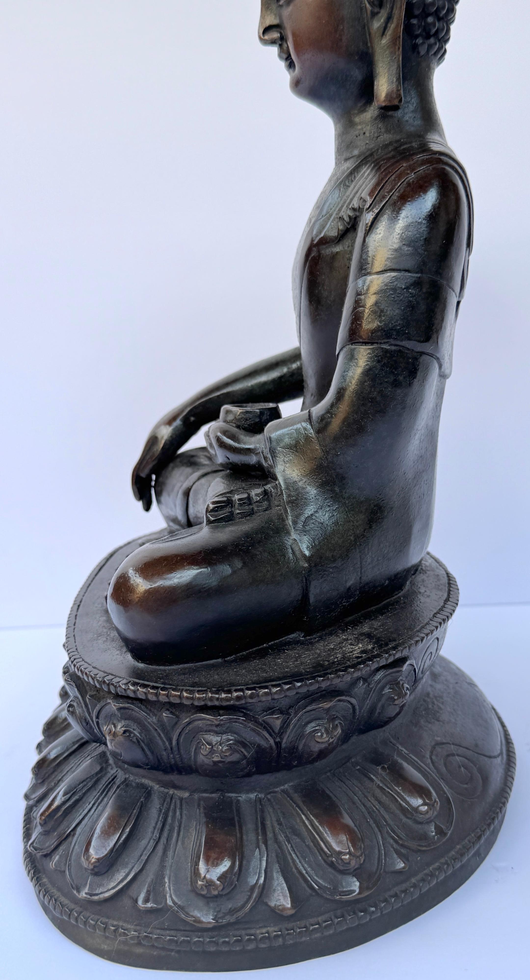 Figure chinoise de Bouddha Shakyamuni du début du 20e siècle ou plus ancienne en vente 3
