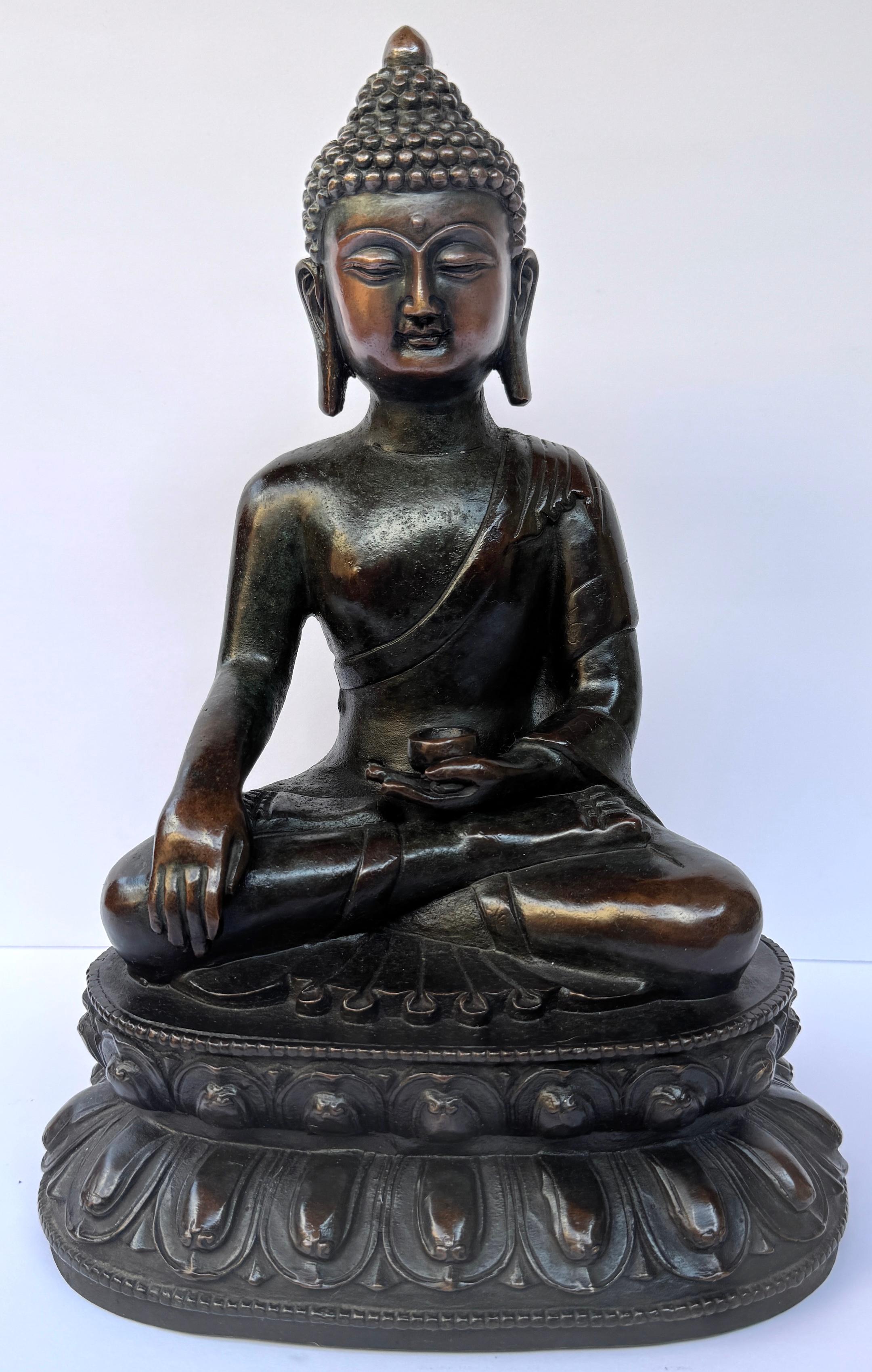 Figure en bronze chinois du Bouddha Shakyamuni

Début du 20e siècle ou plus ancien 

Une belle figure de Bouddha Shakyamuni en bronze chinois, réalisée au début du 20e siècle ou peut-être plus tôt. Cette sculpture magnifiquement moulée mesure 13