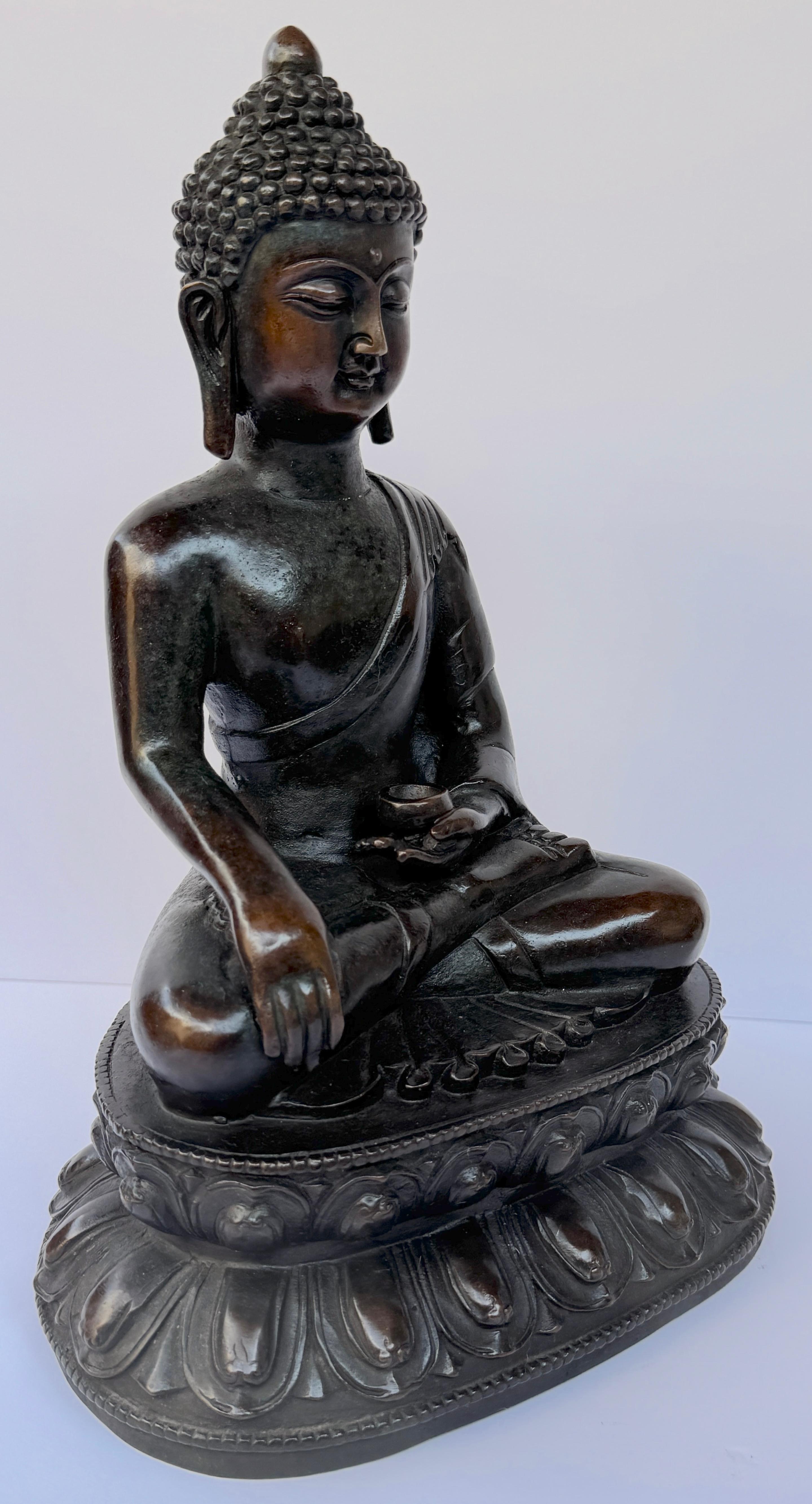 Figure chinoise de Bouddha Shakyamuni du début du 20e siècle ou plus ancienne Bon état - En vente à West Palm Beach, FL
