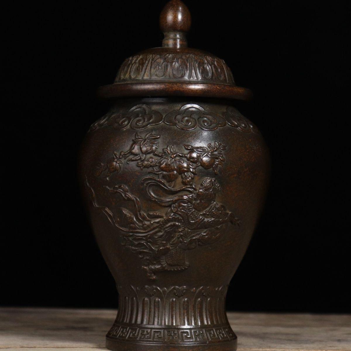 Cette ancienne jarre générale chinoise en bronze avec la célèbre histoire du singe soleil envoyant des pêches, la marque sur le fond Xuan signifie qu'elle a été faite dans la dynastie Qing période Xuan Tong, bon état, bon pour la décoration et la