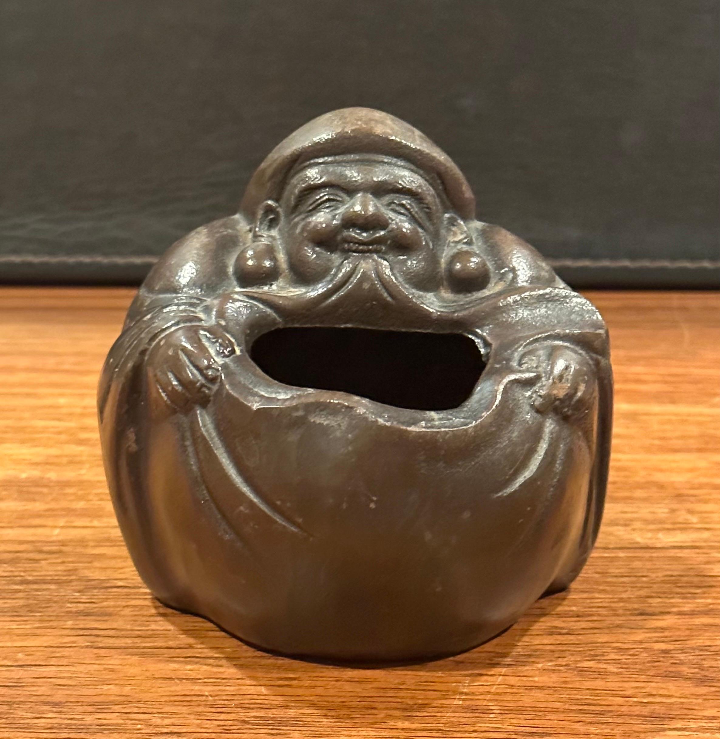 Chinesische Bronze-Skulptur „ Happy Buddha“ aus Bronze / Weihrauchbrenner (20. Jahrhundert) im Angebot