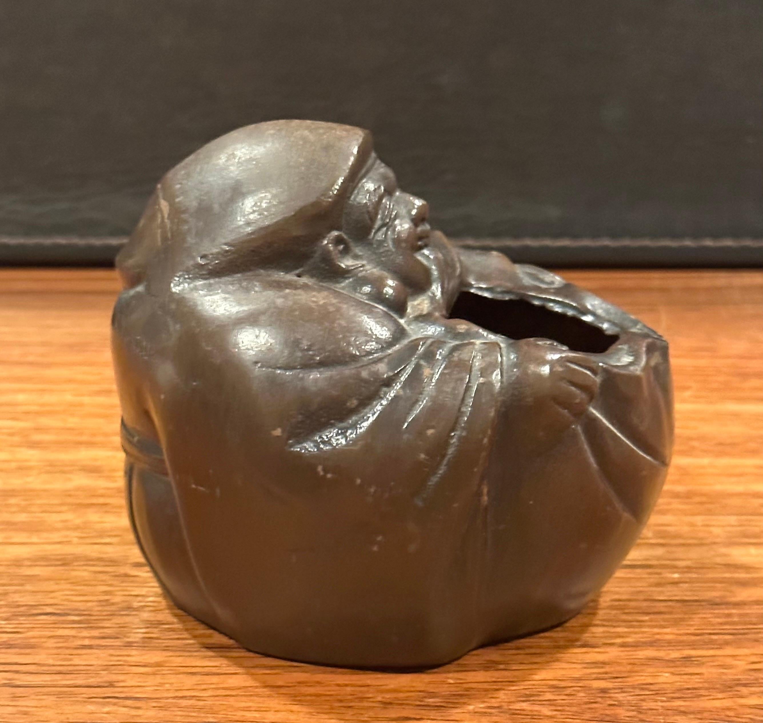 Sculpture chinoise Happy Buddha en bronze / Brûleur d'encens en vente 3