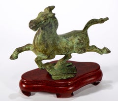Scultura cinese in bronzo con cavallo e rondine volante su base di Wood intagliato