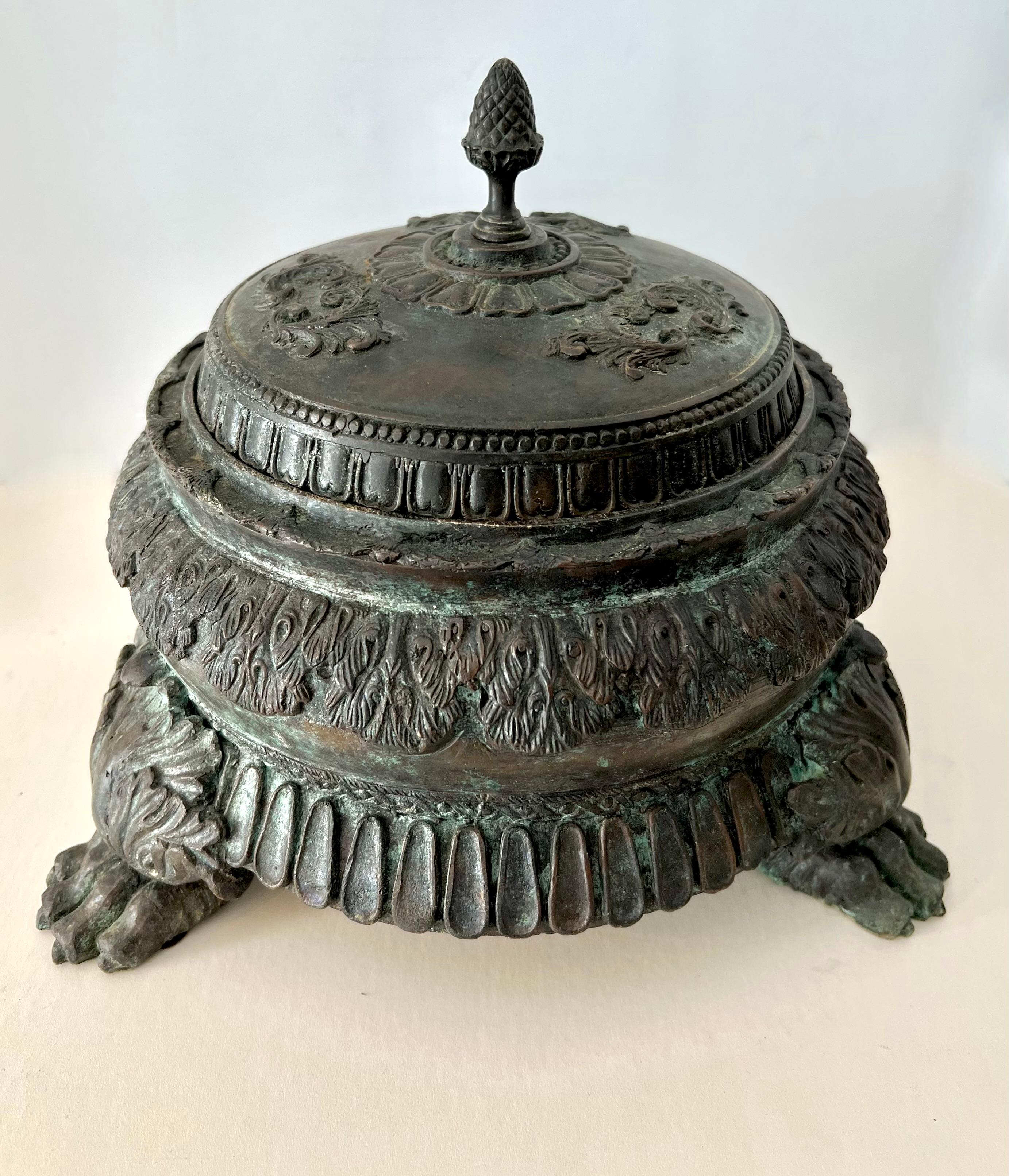 Censeur chinois en bronze datant probablement des années 1800. La pièce est très substantielle et lourde - le couvercle s'enlève pour révéler une plate-forme en bronze massif pour l'encens. Une pièce magnifique et très décorative.