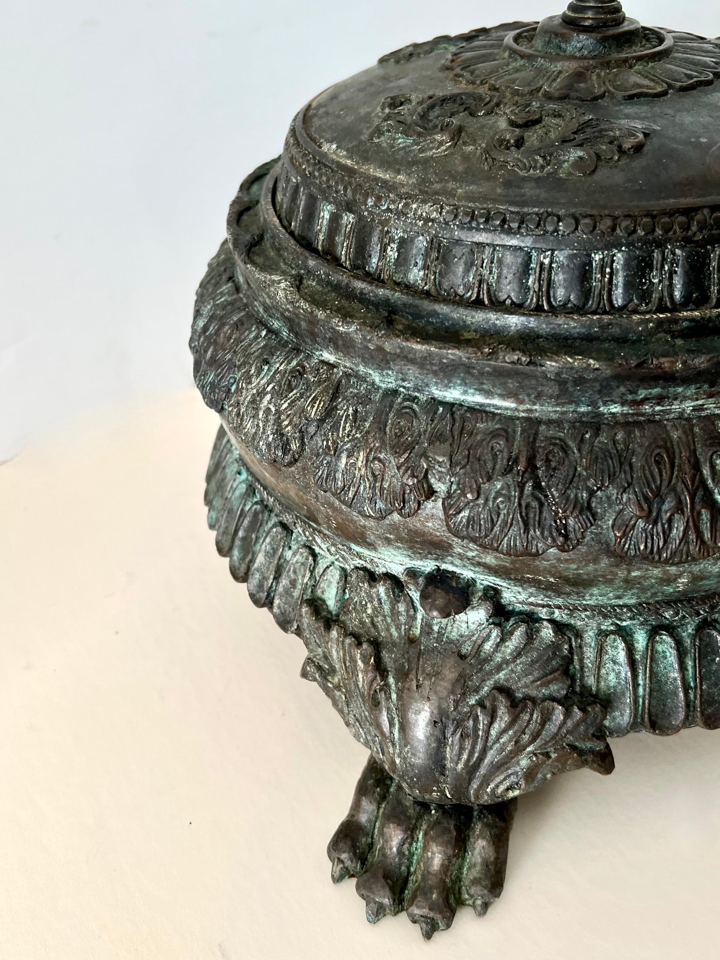Patiné Brûleur d'encens ou encensoir chinois en bronze en vente
