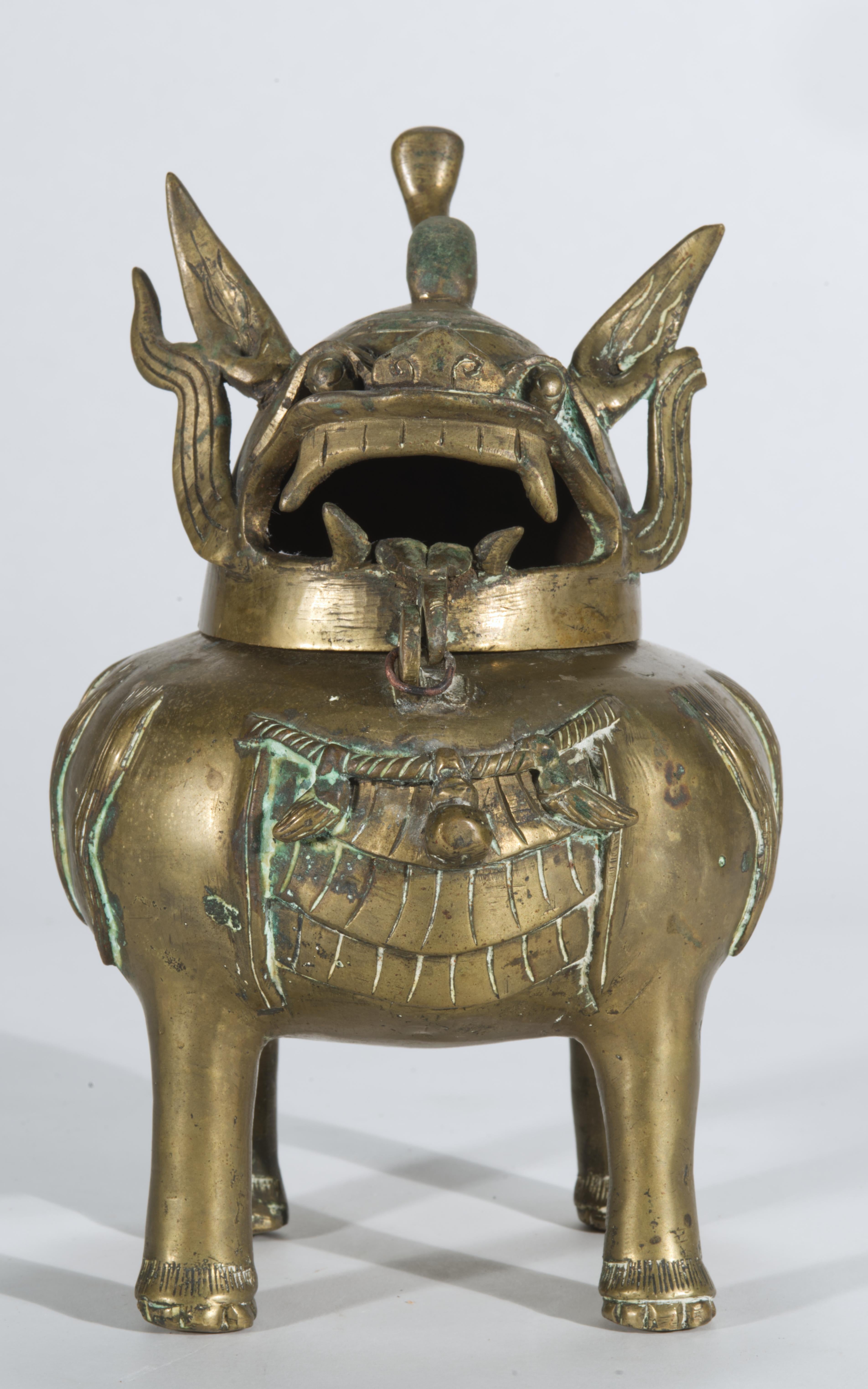  Das kleine chinesische Räuchergefäß aus Bronze wurde in Form eines mythischen Luduan gegossen, einer Kreatur mit leoninartigem Körper, einem einzigen Horn und den Pfoten eines Bären. Der Luduan, der manchmal auch als Fu-Hund, Tempelwächter oder