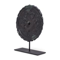 Specchio cinese in bronzo con drago in rilievo, 1700 ca.
