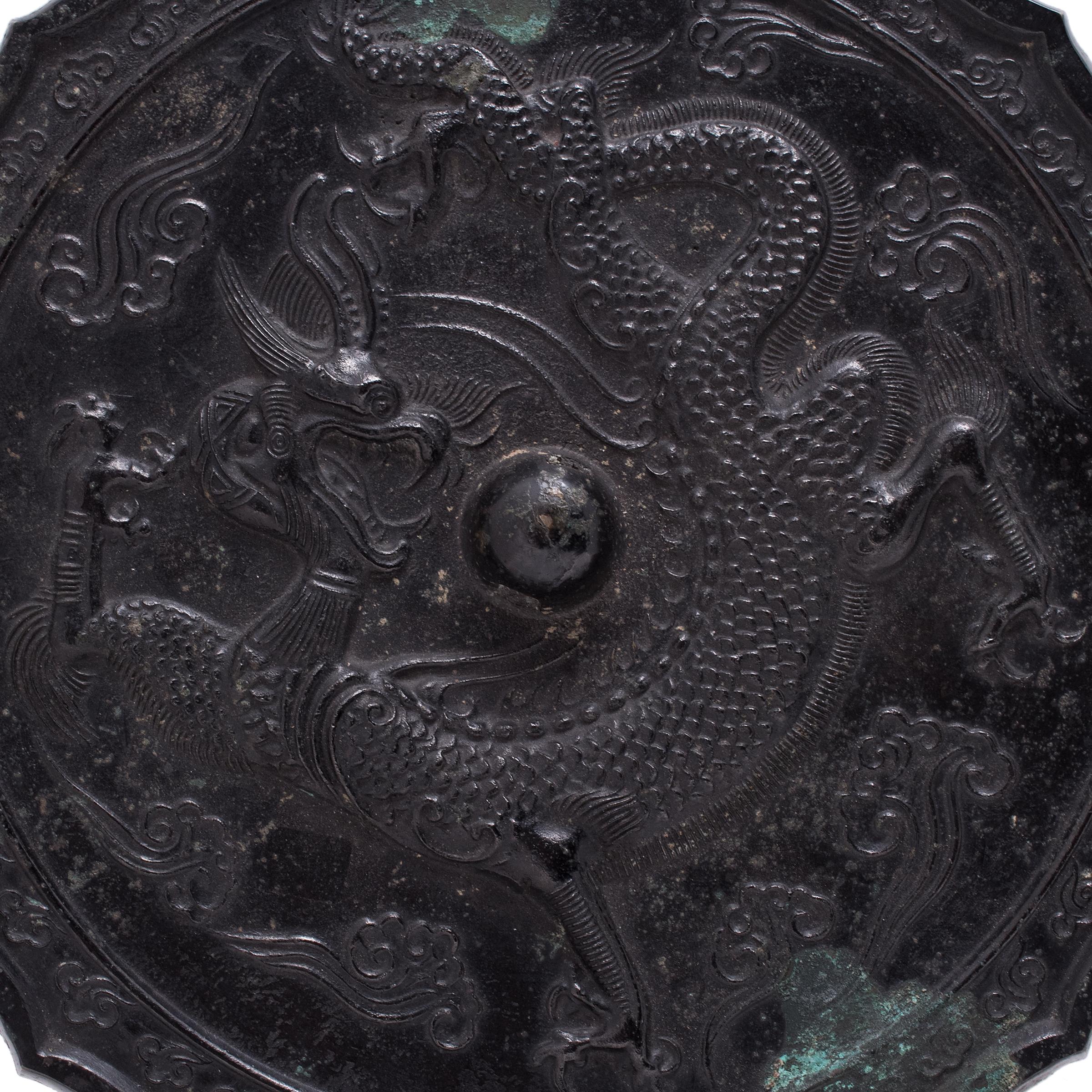 Qing Miroir chinois en bronze avec dragon en relief, fin du 19e siècle  en vente