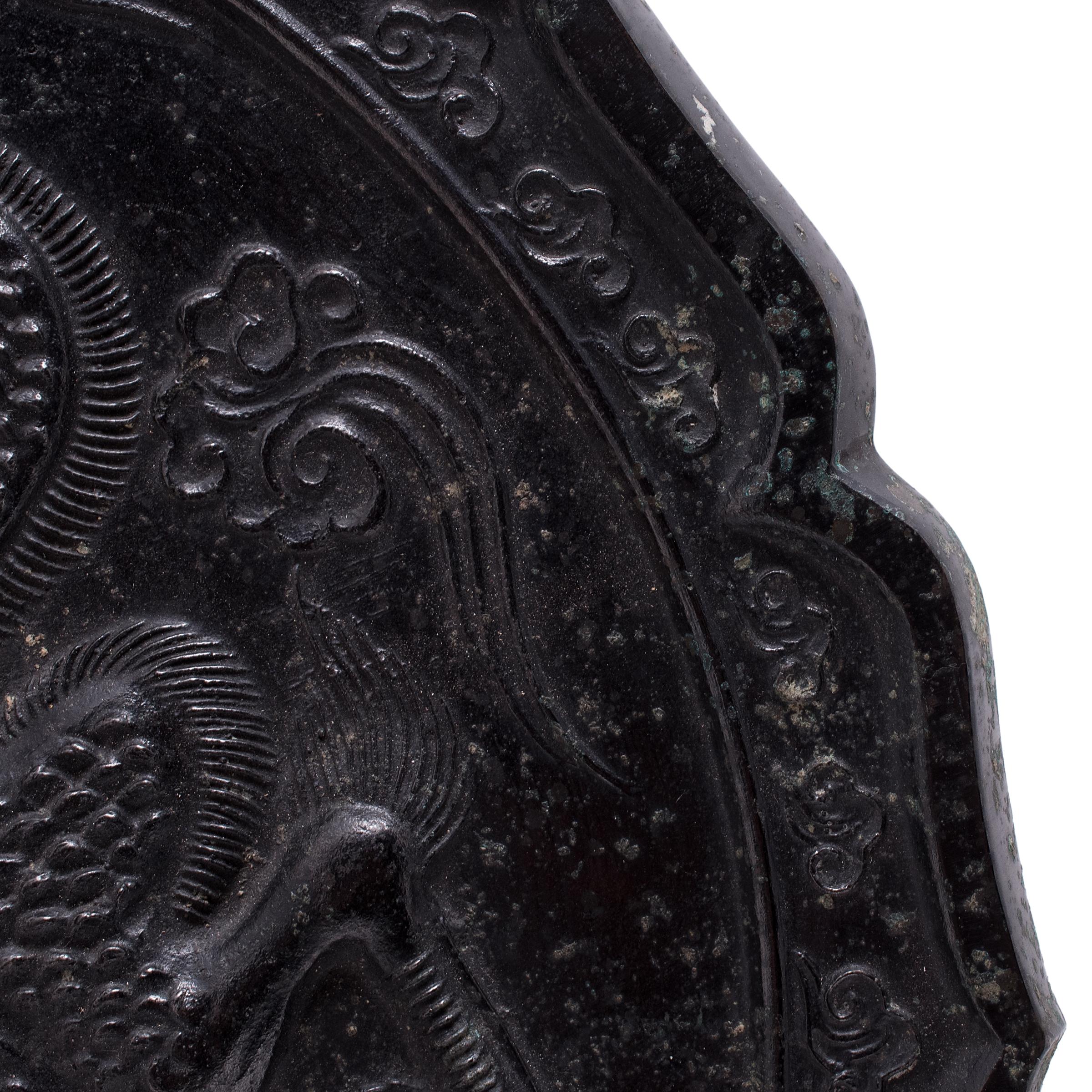 Chinesischer Bronzespiegel mit gegossenem Reliefdrachen aus Bronze, spätes 19. Jahrhundert  im Zustand „Gut“ im Angebot in Chicago, IL