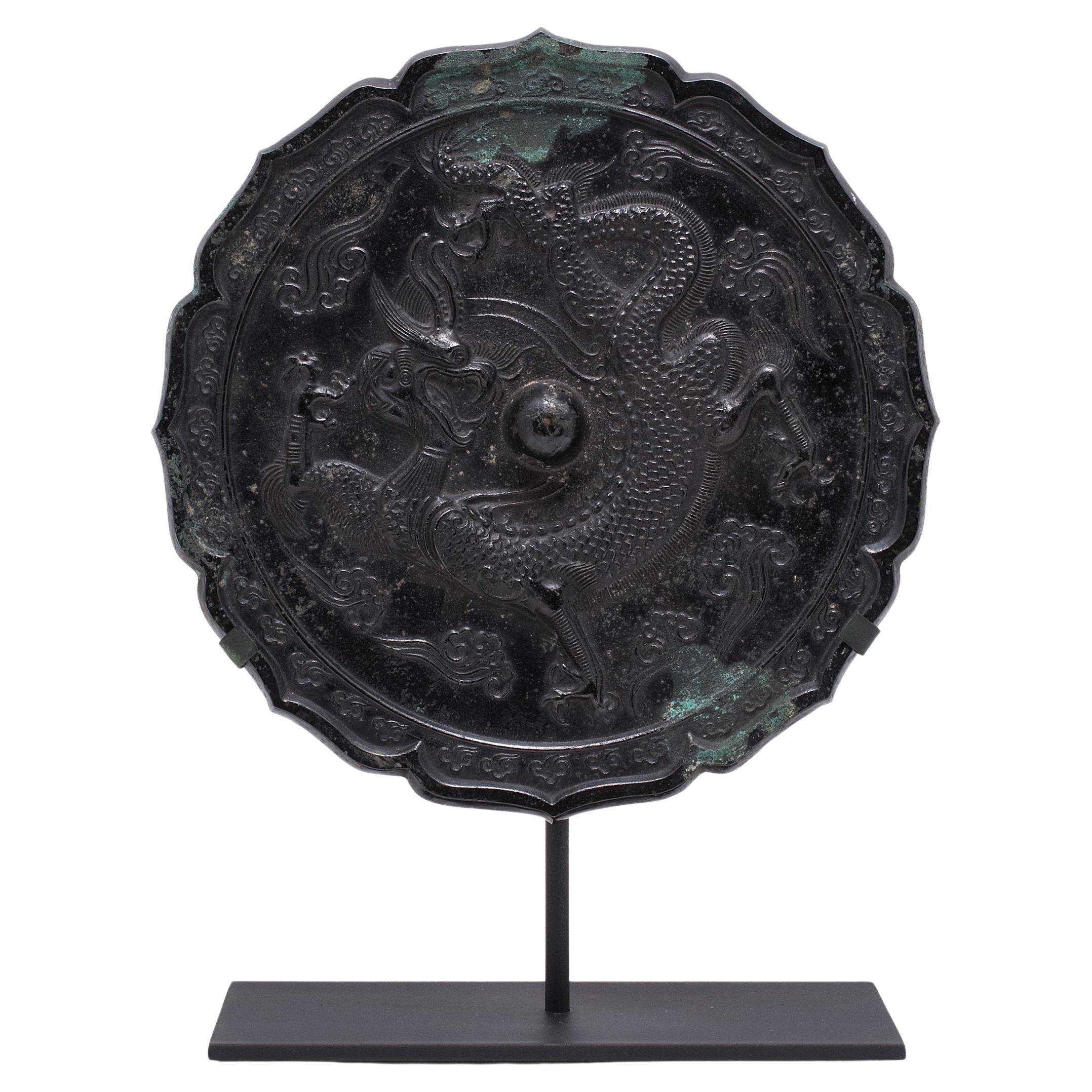 Chinesischer Bronzespiegel mit gegossenem Reliefdrachen aus Bronze, spätes 19. Jahrhundert 