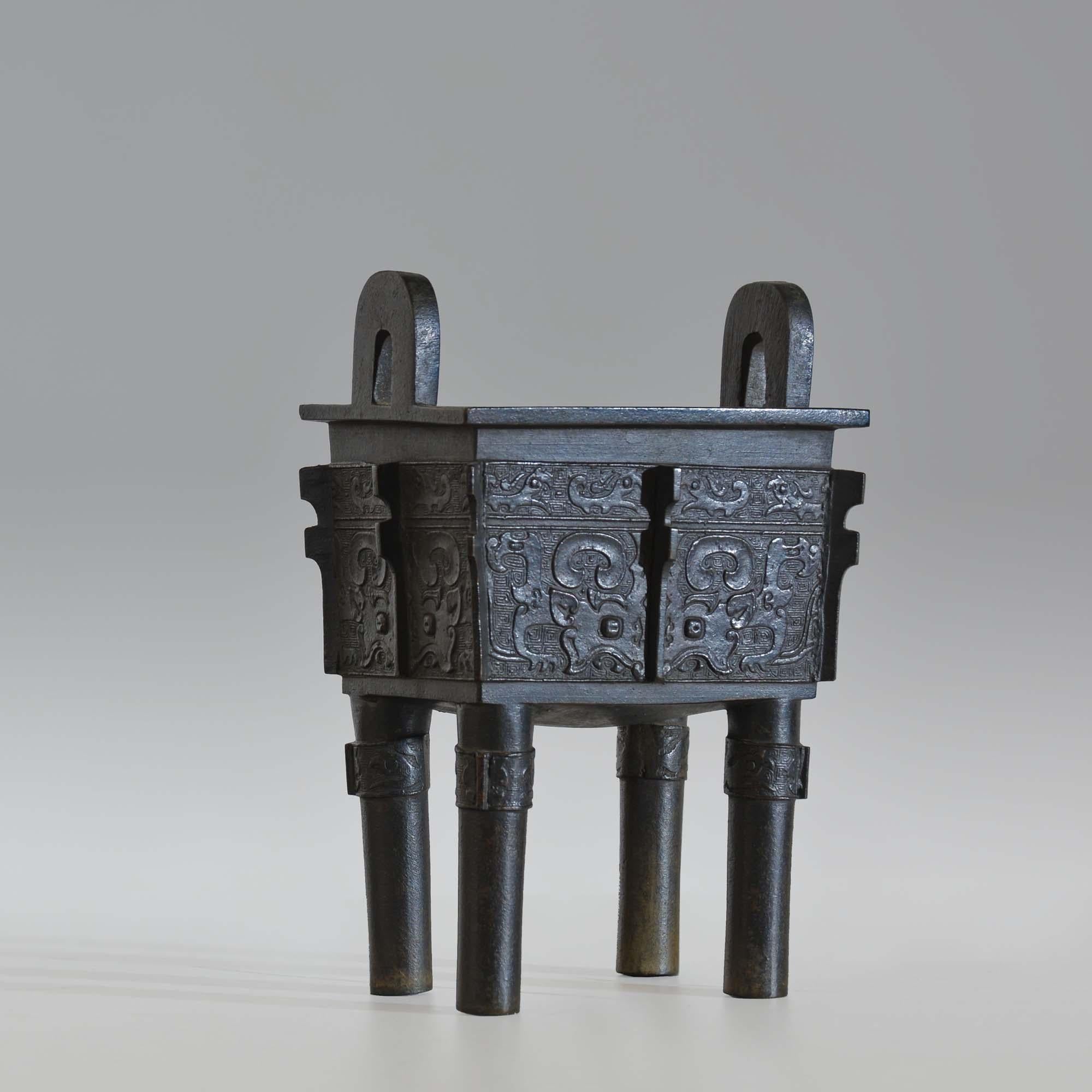 Chinese bronze sacrificial vessel, or Fangding In Good Condition For Sale In Castle Douglas, GB