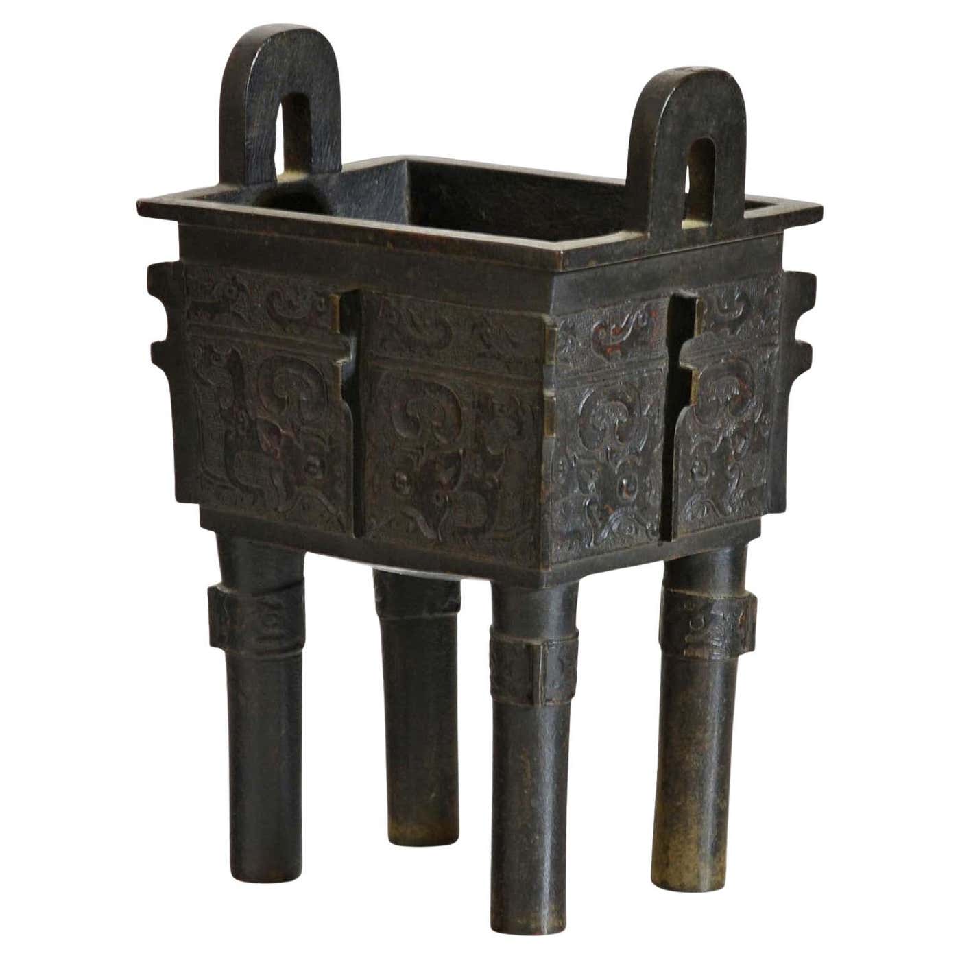 Chinese bronze sacrificial vessel, or Fangding For Sale at 1stDibs