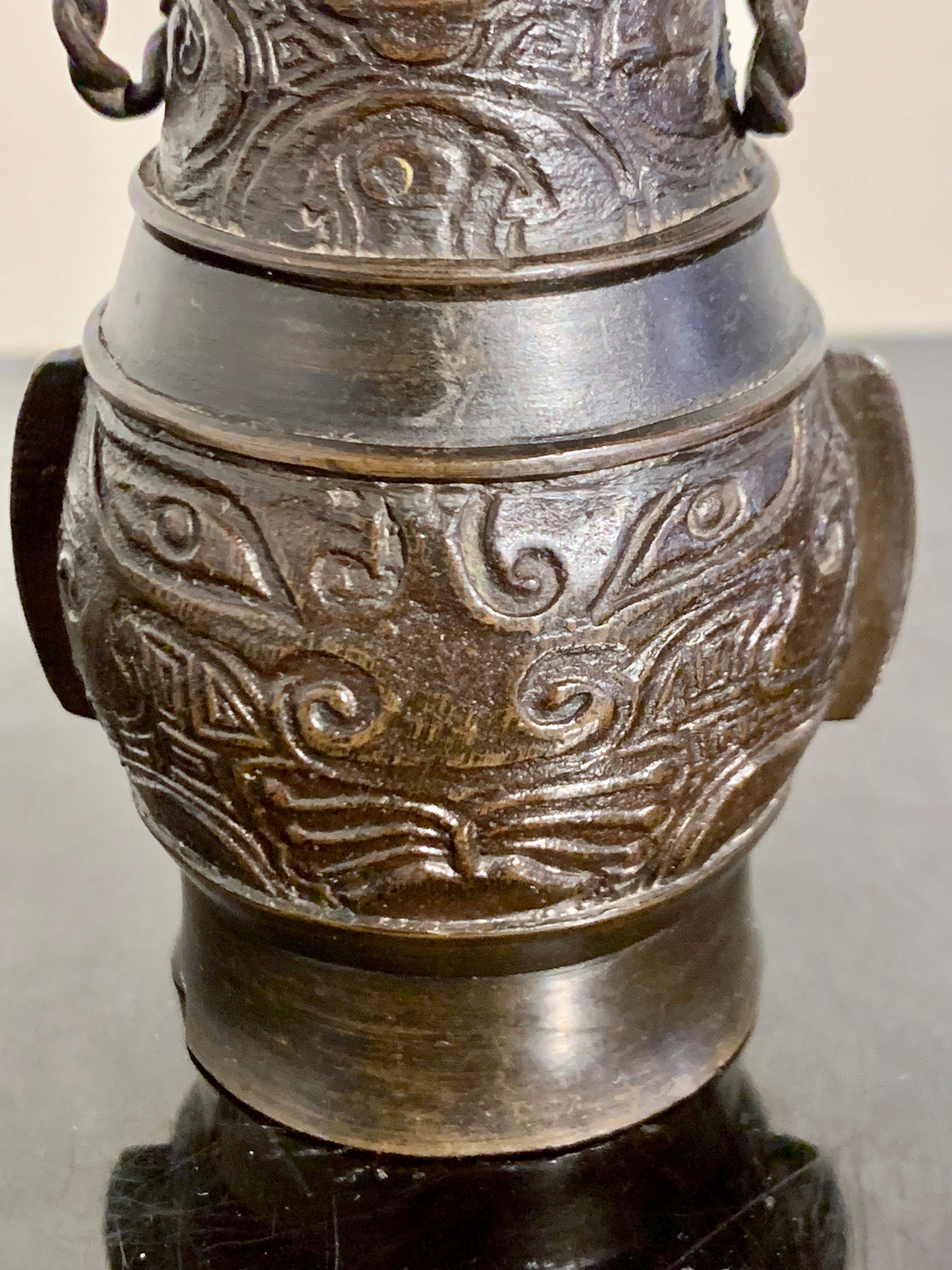 Chinois Vase d'érudit chinois en bronze avec Taotie, dynastie Ming/Qing, 17e siècle, Chine en vente