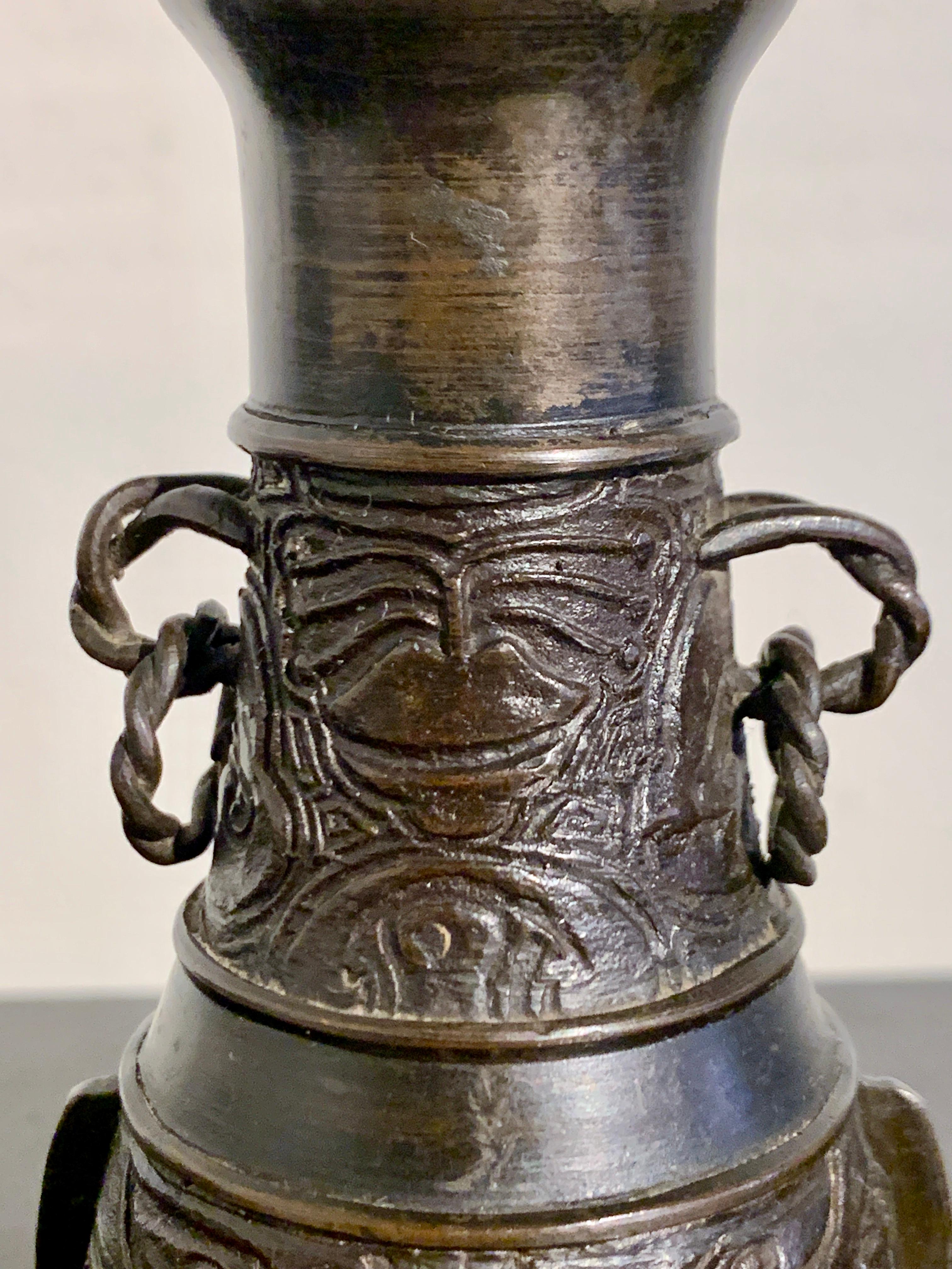 Vase d'érudit chinois en bronze avec Taotie, dynastie Ming/Qing, 17e siècle, Chine Bon état - En vente à Austin, TX