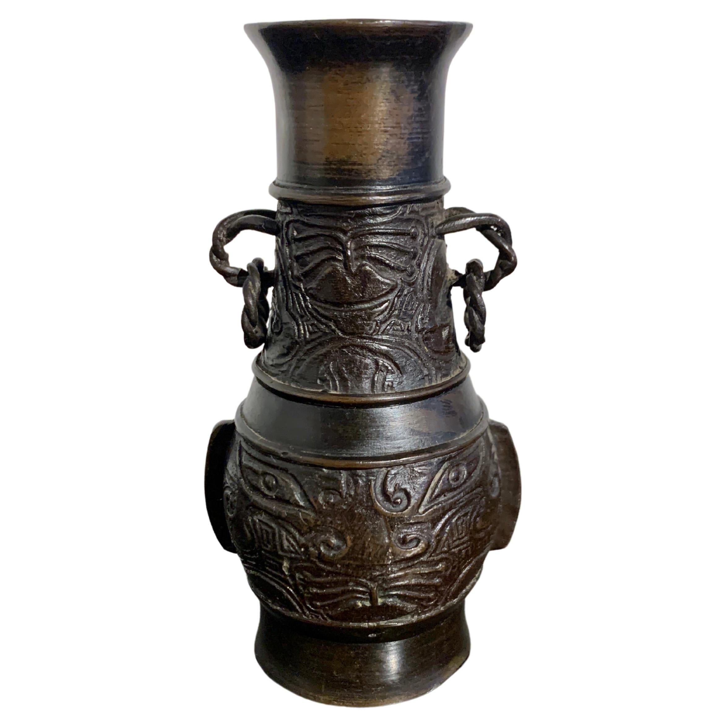 Vase d'érudit chinois en bronze avec Taotie, dynastie Ming/Qing, 17e siècle, Chine en vente