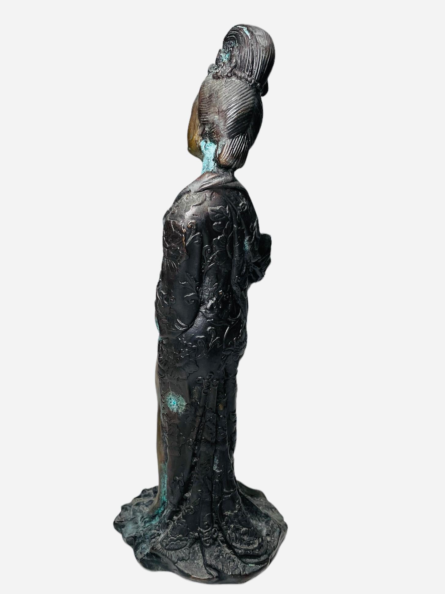 Chinese Bronze Sculpture Of A Lady In Good Condition For Sale In Guaynabo, PR