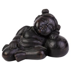 Sculpture chinoise en bronze d'un enfant endormi 